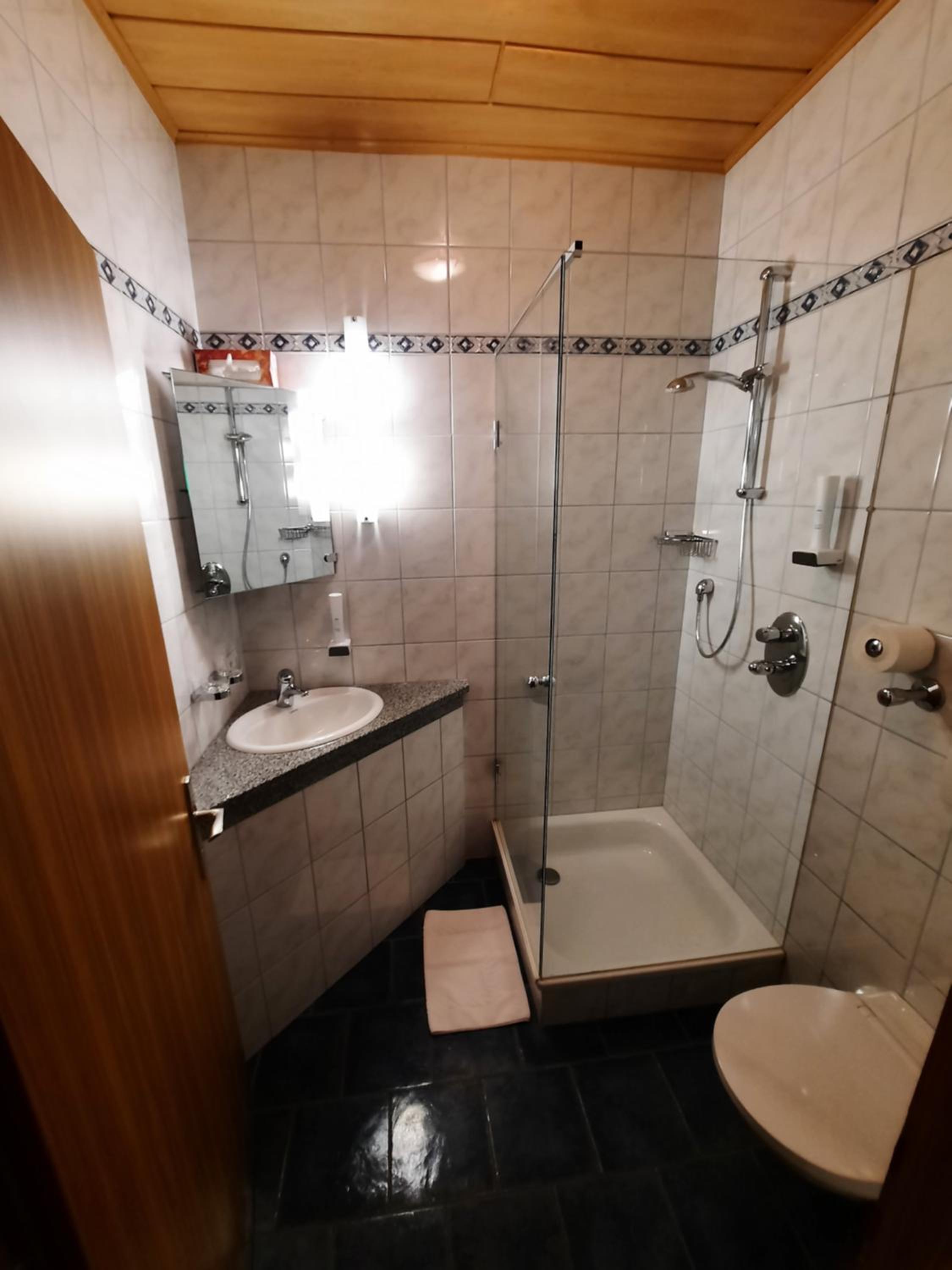 Twin Room with Balcony - Photo 3