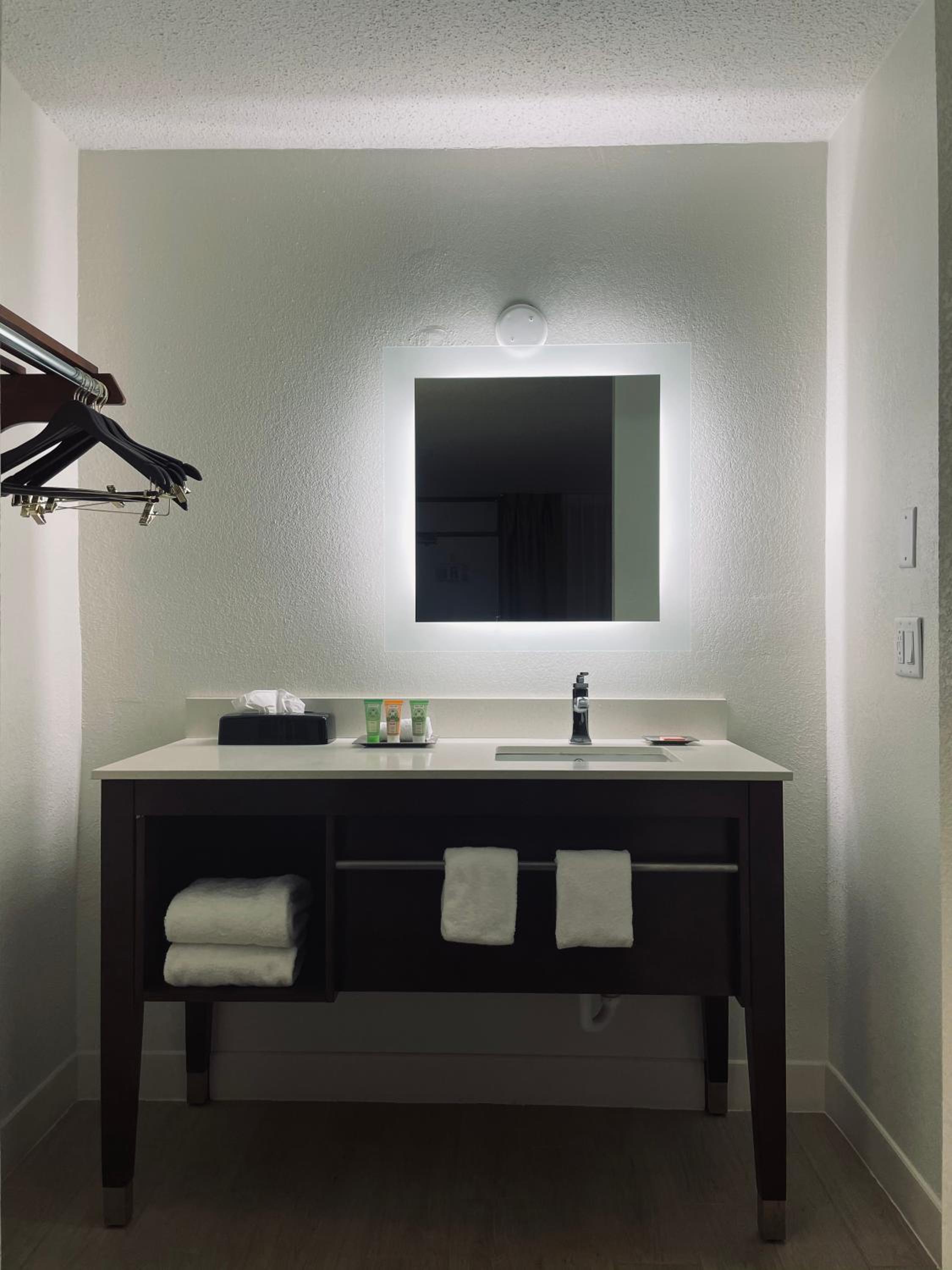 Atrium King Room - Non-Smoking - Photo 4