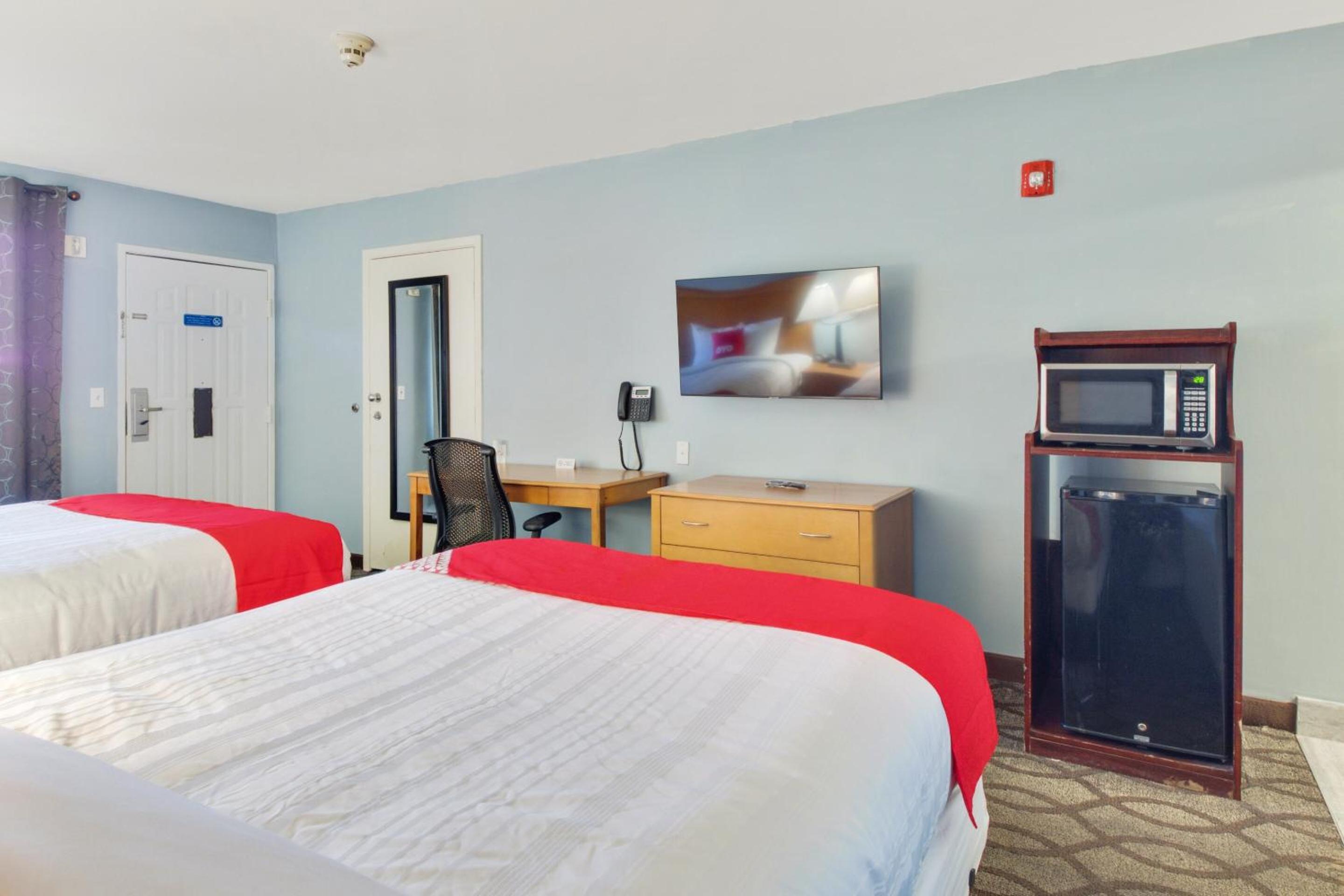Queen Room with Two Queen Beds - Disability Access photo 3