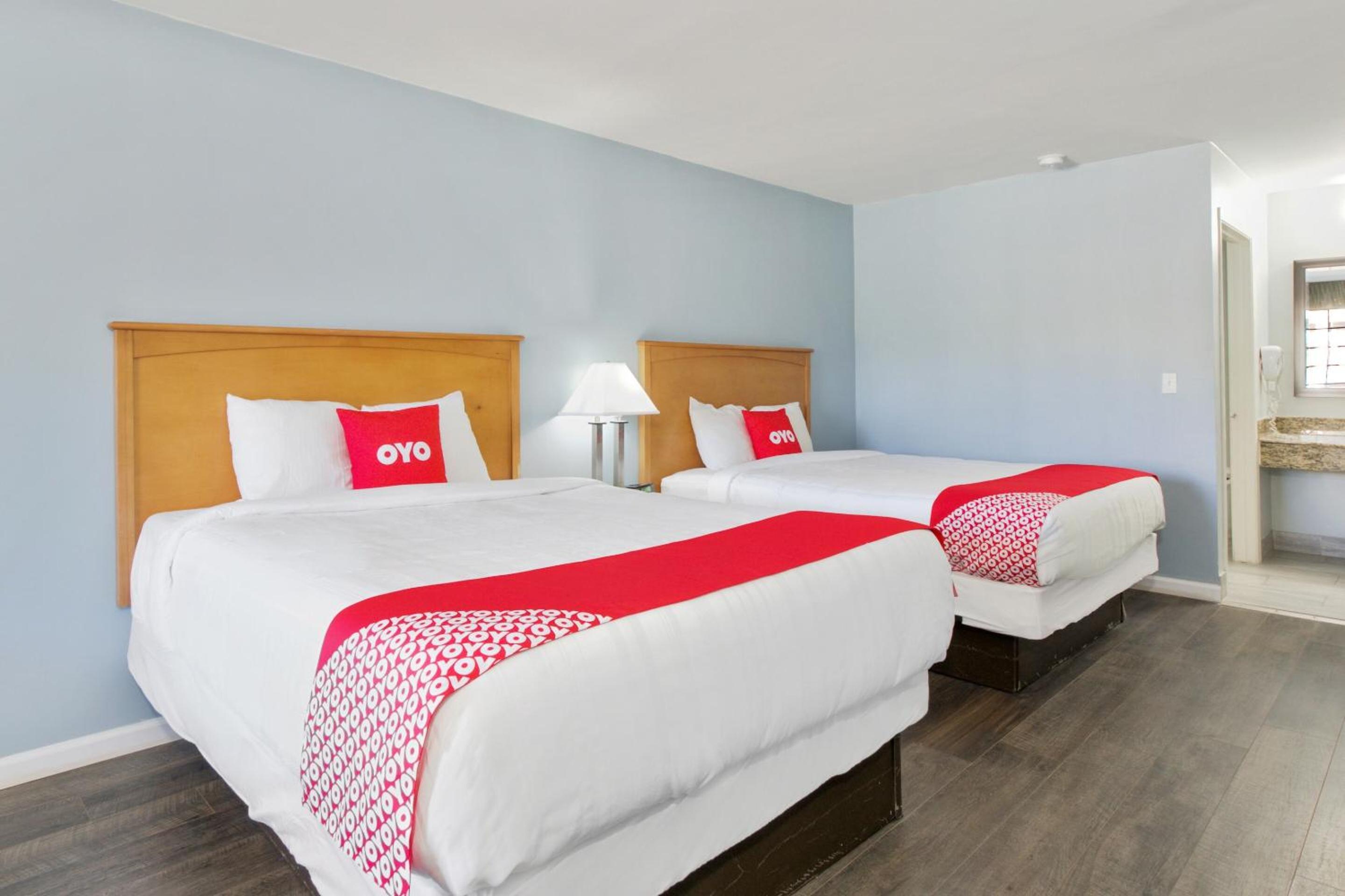 Queen Room with Two Queen Beds photo 2