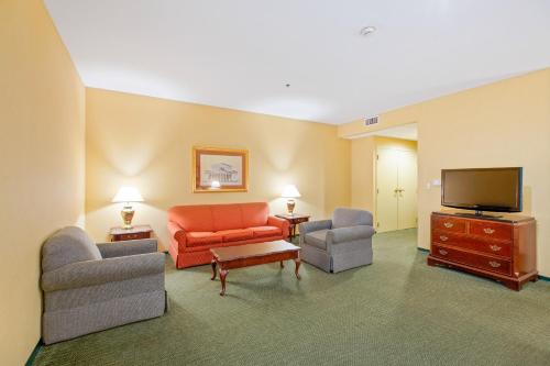 King Bed with Jetted Tub photo 3