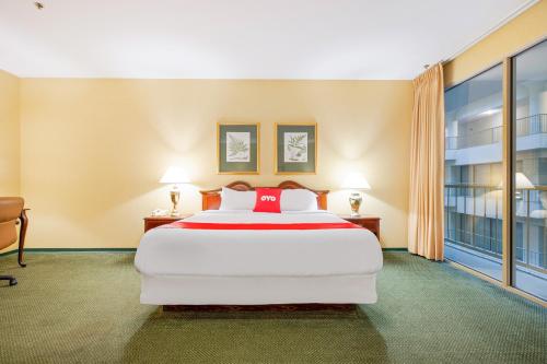 King Bed with Jetted Tub photo 2