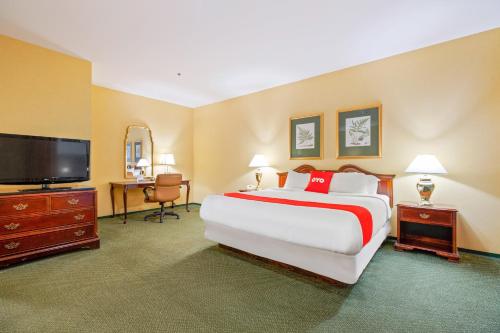 King Bed with Jetted Tub photo 1