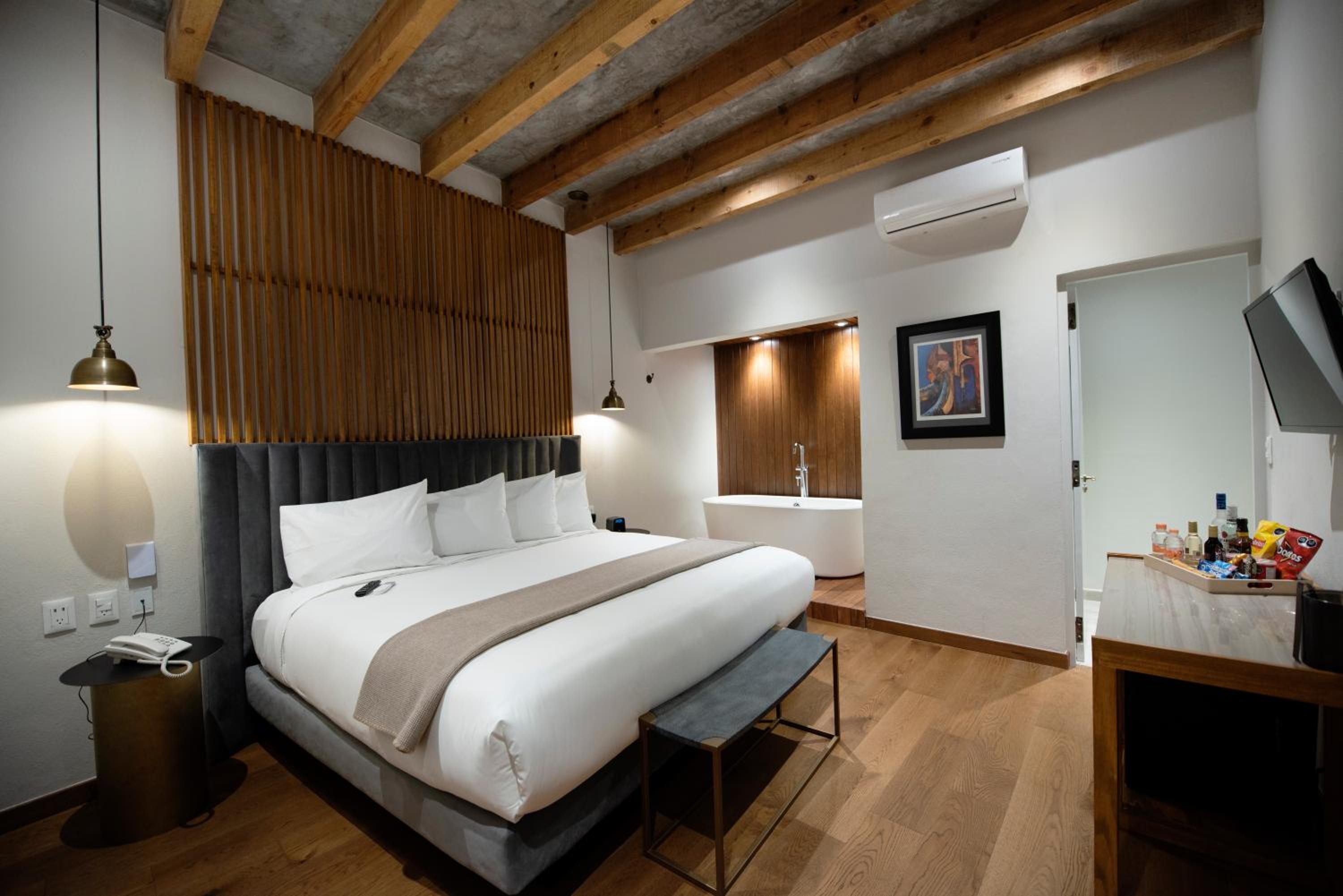 Deluxe Double Room with Bath - Photo 1