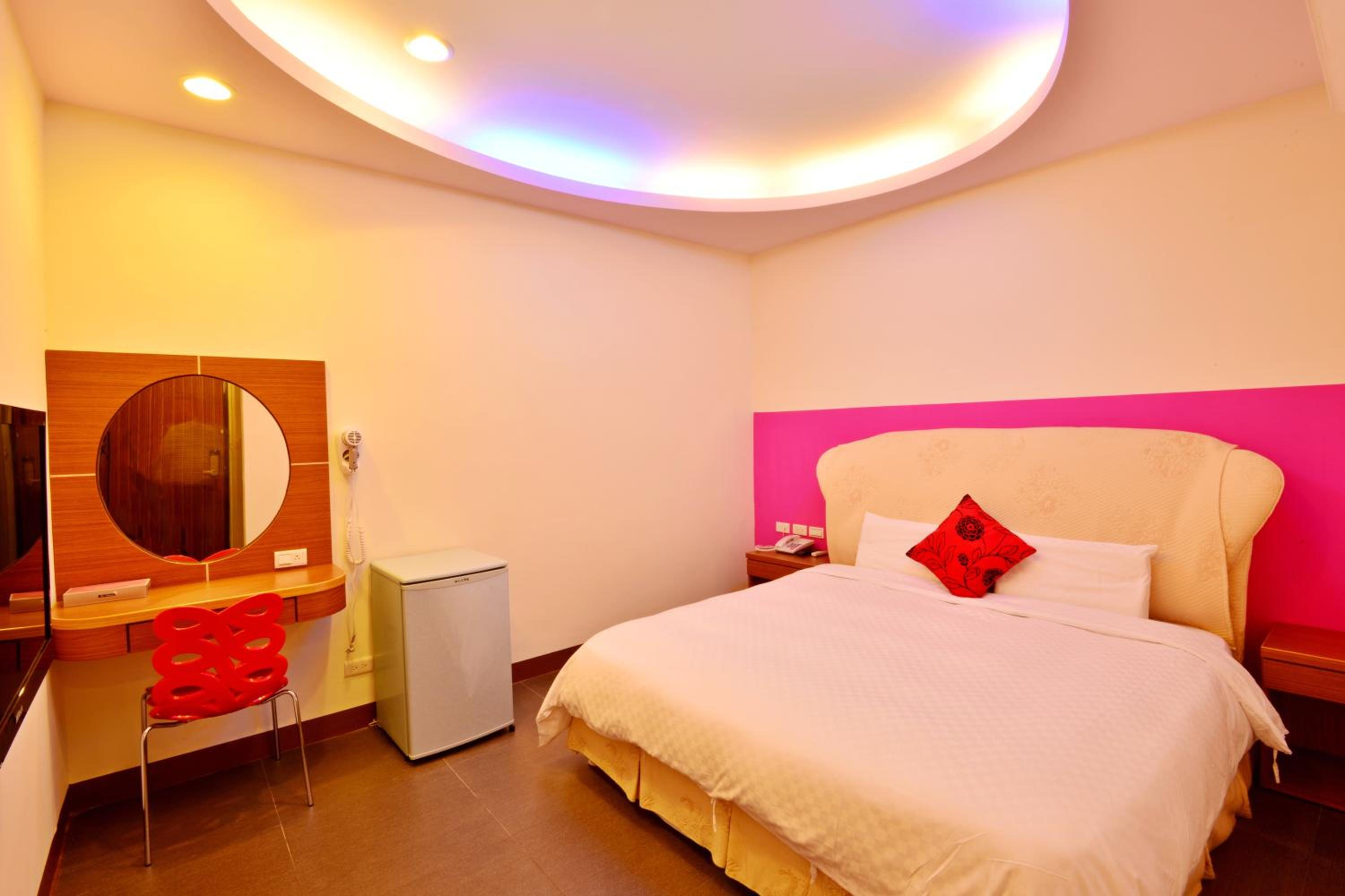 Double Room (No Window) photo 2