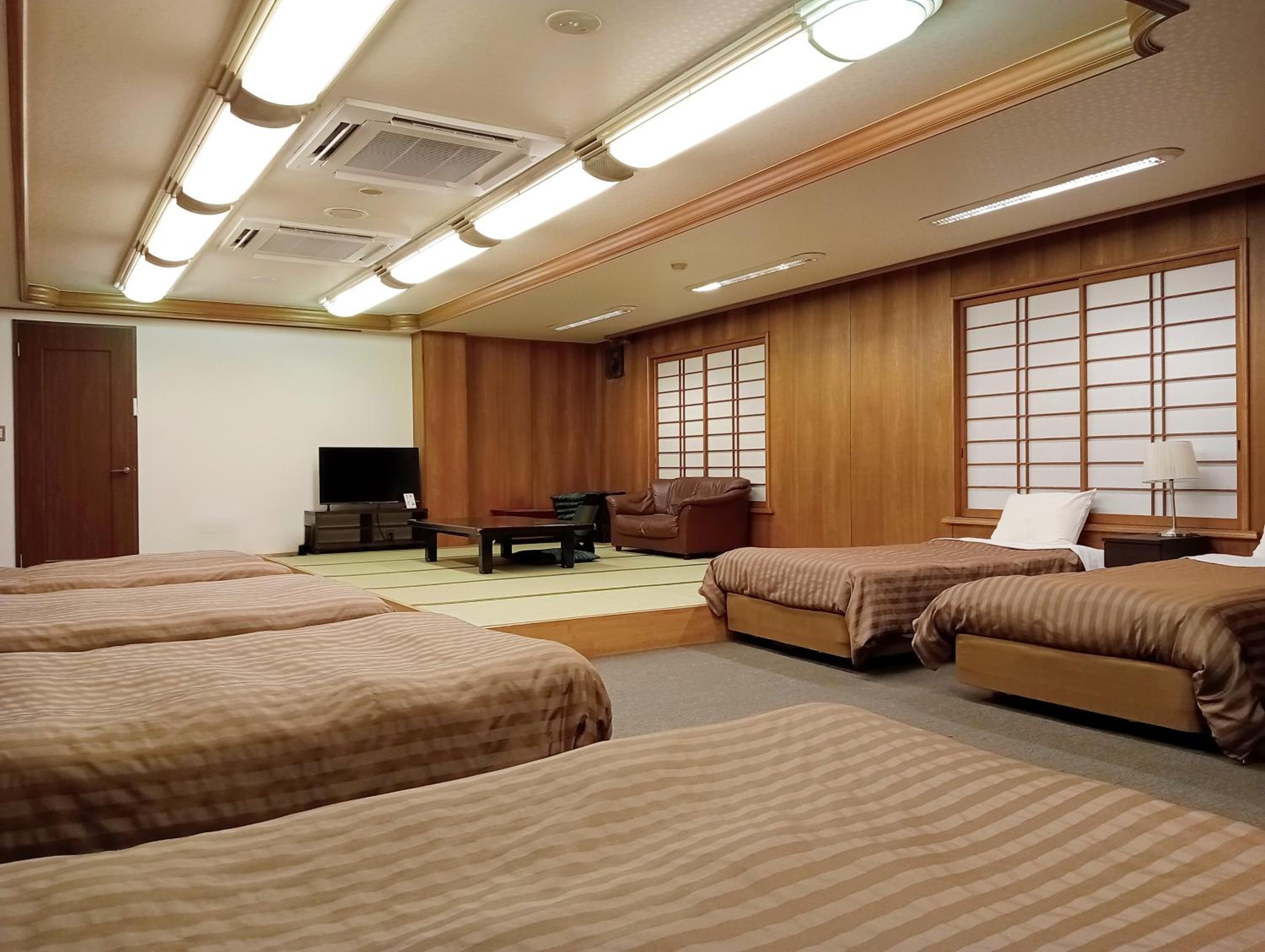 Family Room 6 Beds with Japanese-Style Room and Shared Bathroom - No View