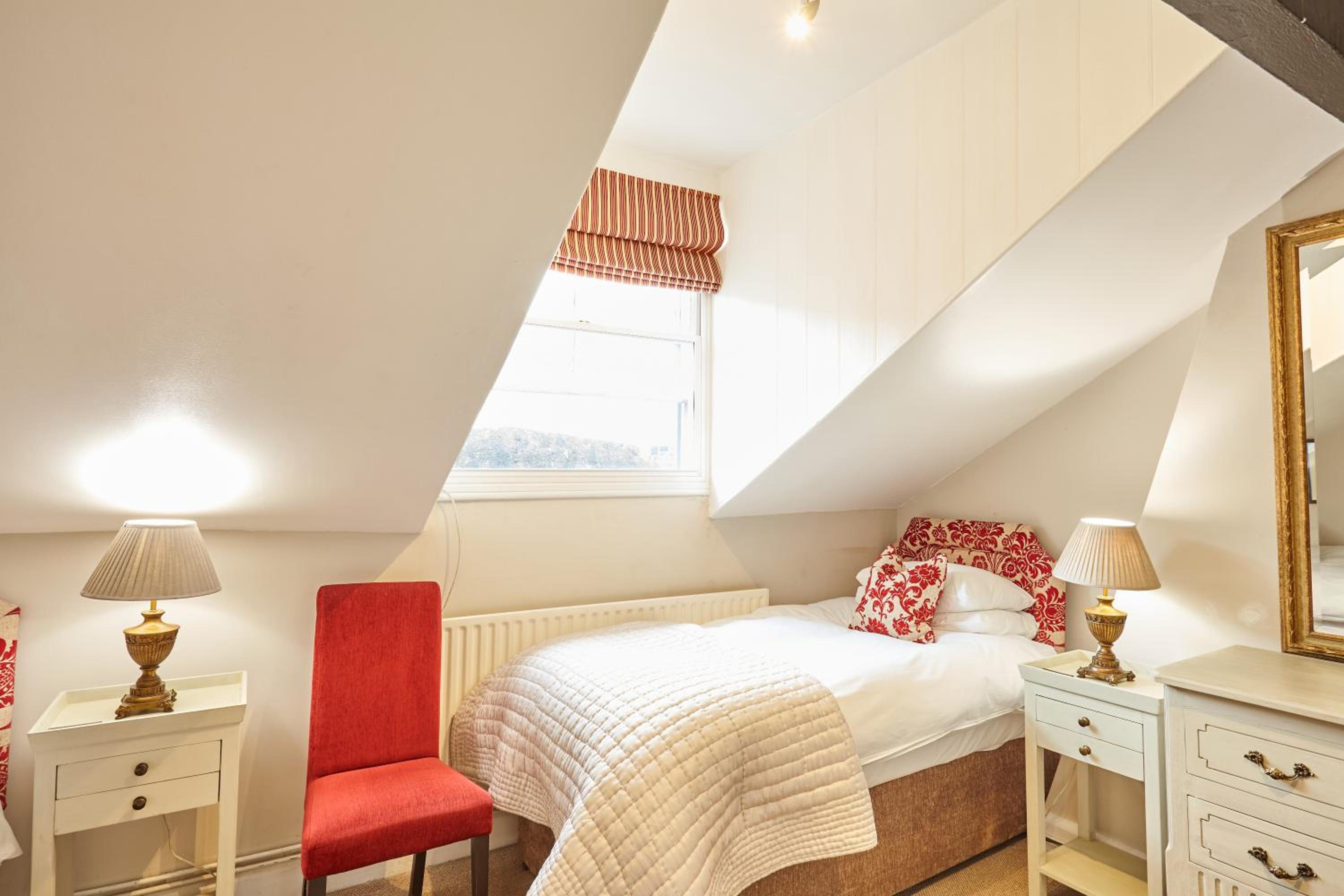 Standard Twin Room - Photo 2