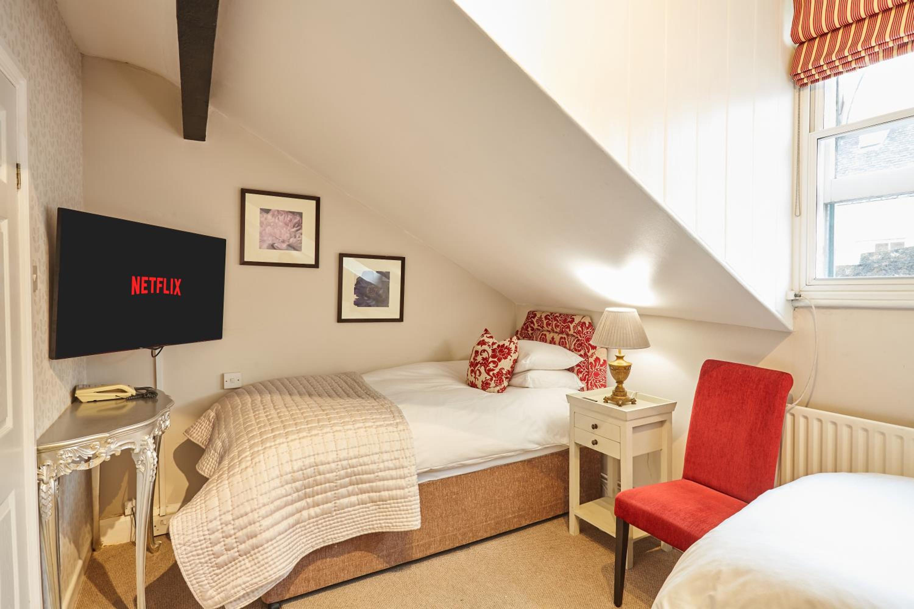 Standard Twin Room - Photo 3