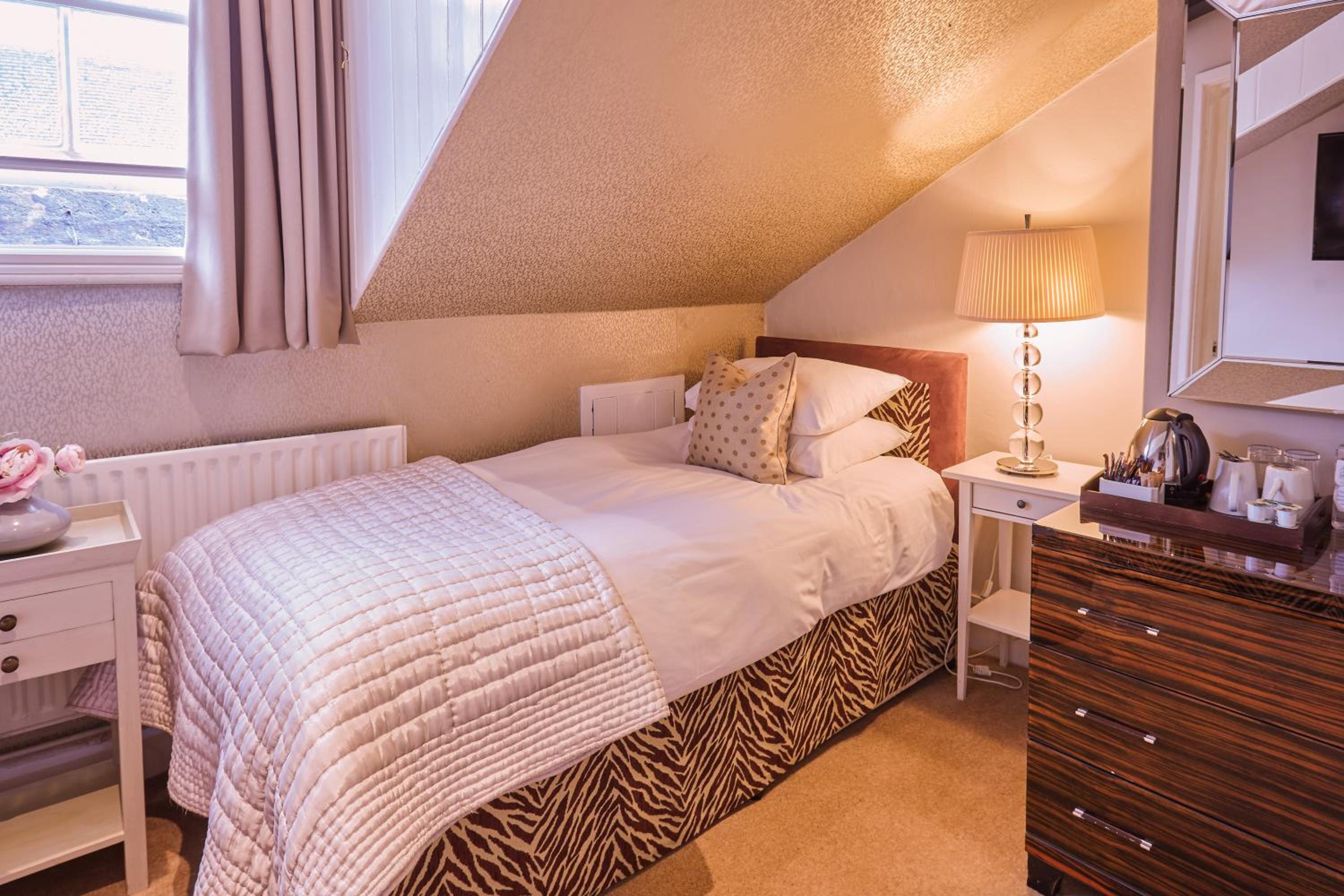 Standard Twin Room - Photo 4