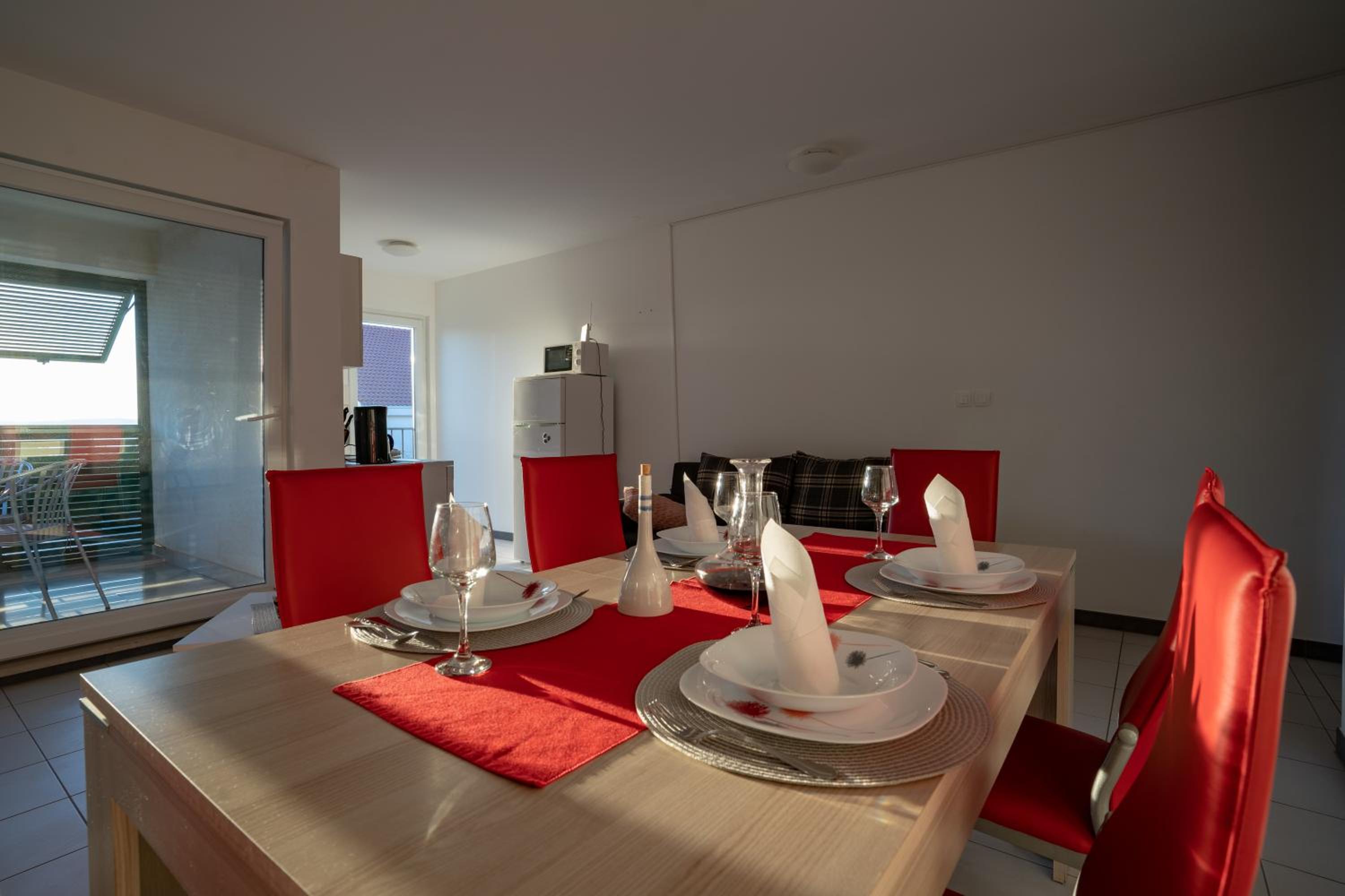 Comfort Two-Bedroom Apartment with Balcony and Sea View - Photo 1