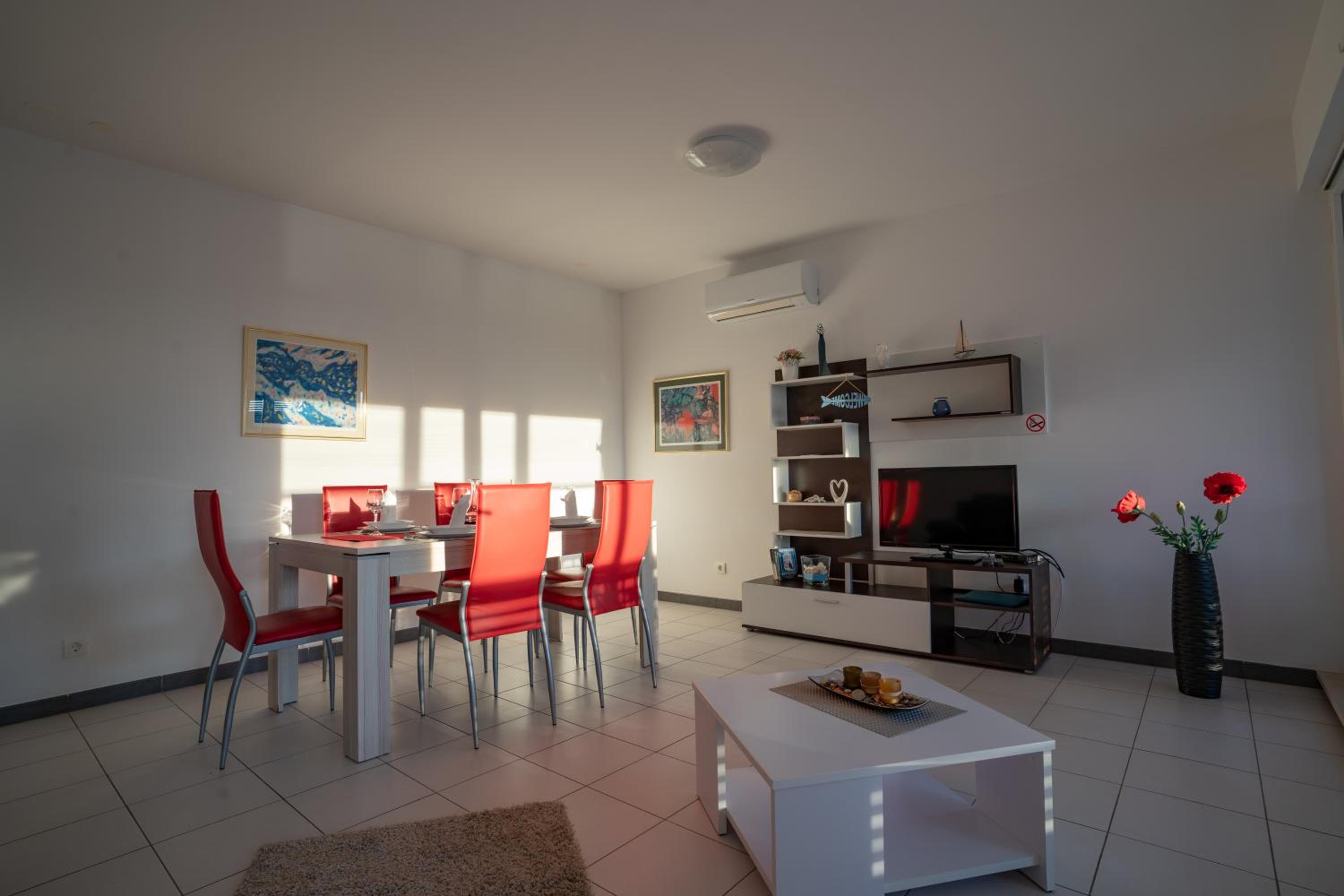 Comfort Two-Bedroom Apartment with Balcony and Sea View - Photo 3