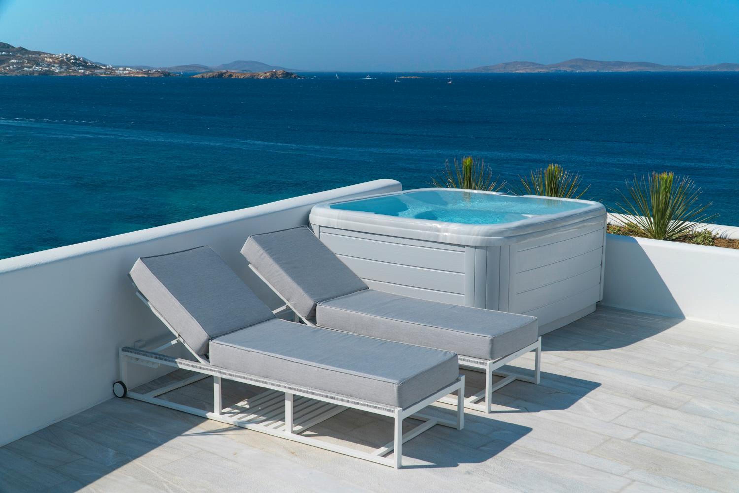 Glam Retreat Outdoor Hot Tub - Photo 3