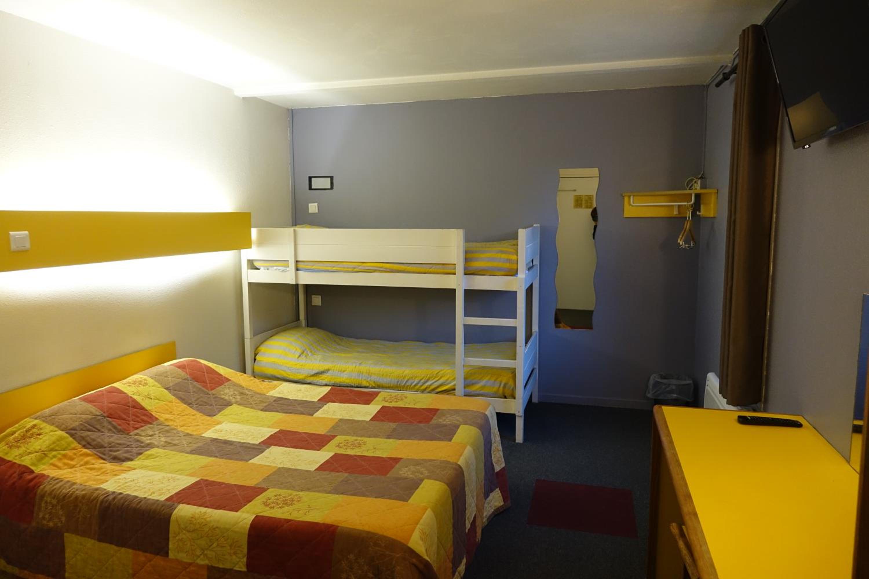 Family Room (2 Adults + 2 Children)