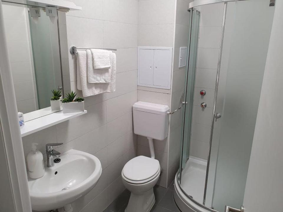 Double or Twin Room with Private Bathroom photo 2
