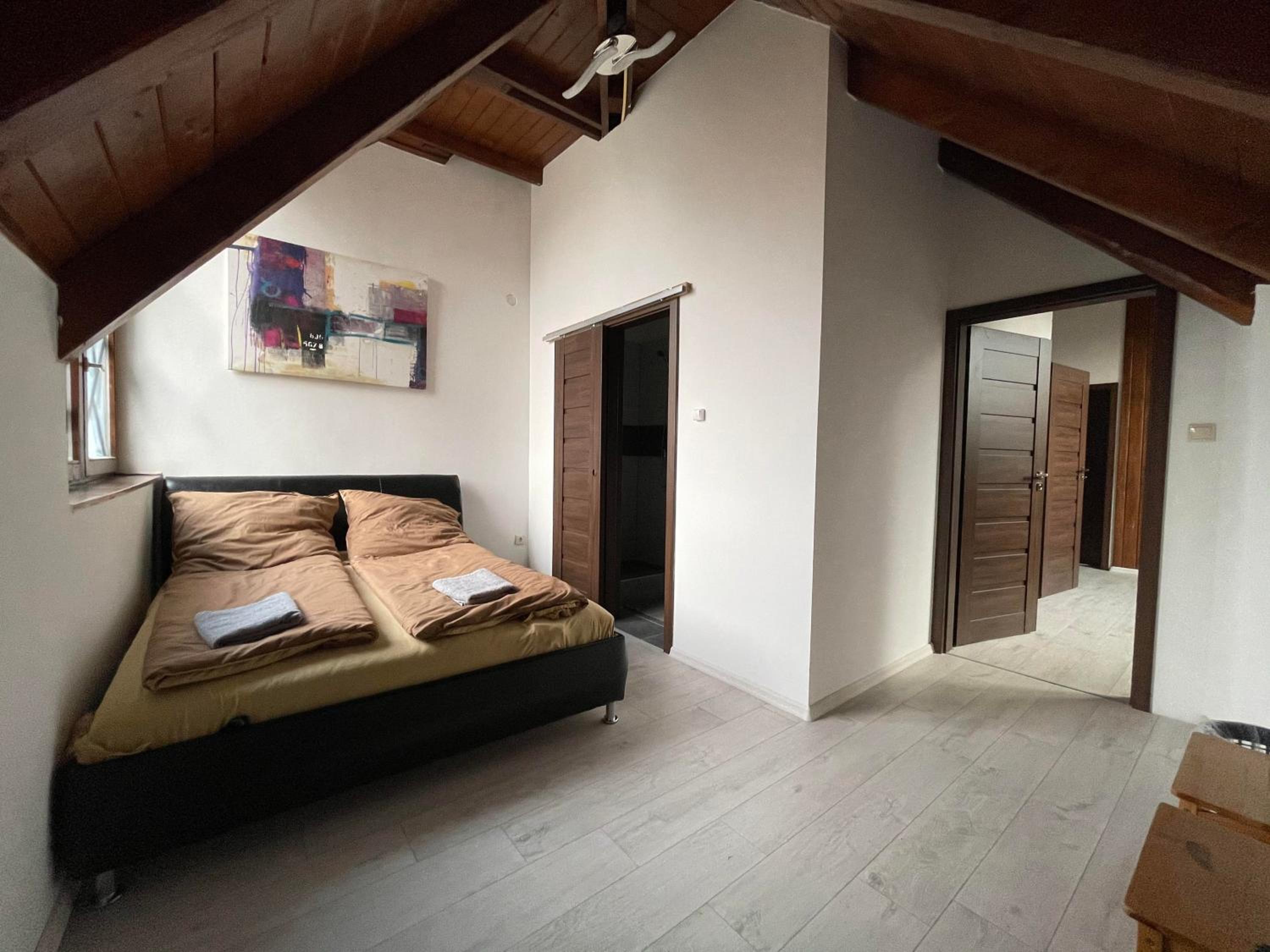 Deluxe Twin Room with Shared Bathroom photo 1