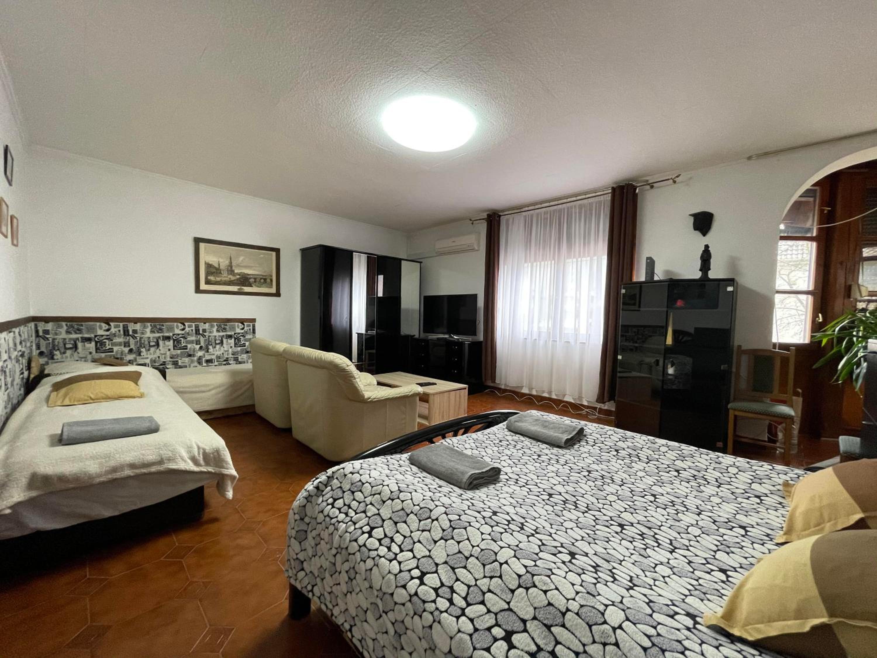 Quadruple Room with Shared Bathroom photo 2