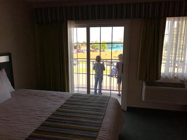 Private Balcony/ Lake and Park View / two Queen beds - Photo 3