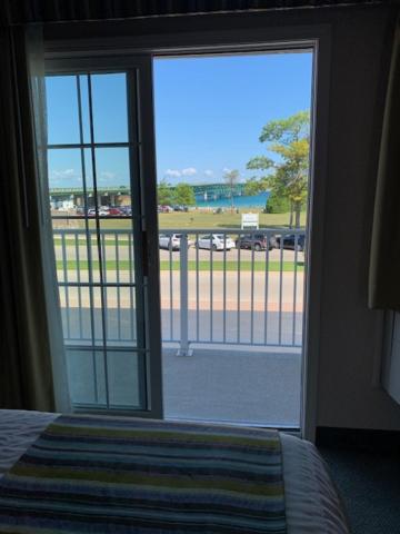 Private Balcony/ Lake and Park View / two Queen beds - Photo 2