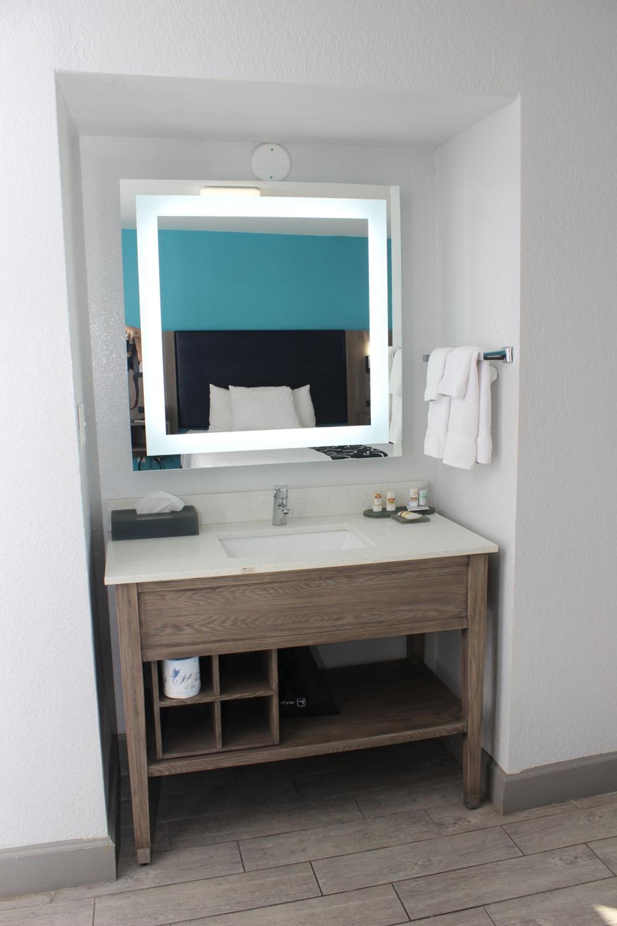 Split Room with Two Queen Beds and City View - Non-Smoking - Photo 6