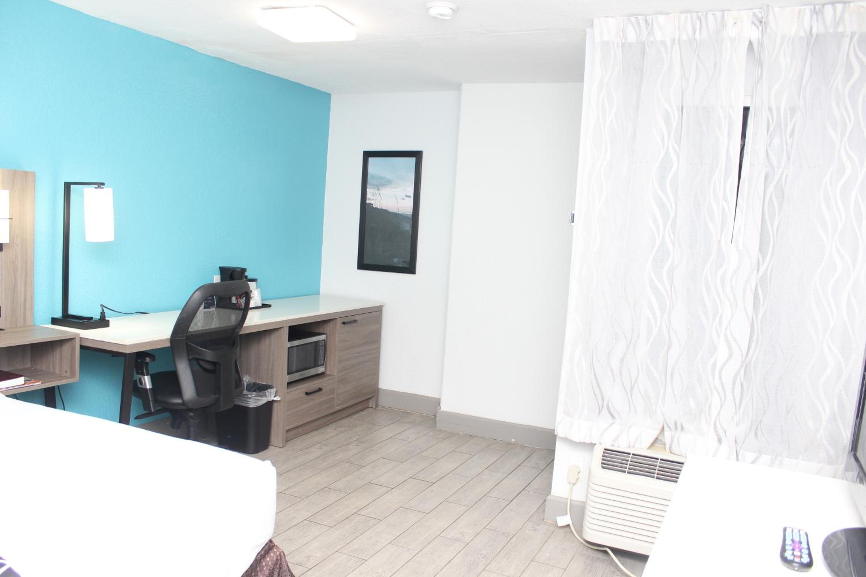 Split Room with Two Queen Beds and City View - Non-Smoking - Photo 5