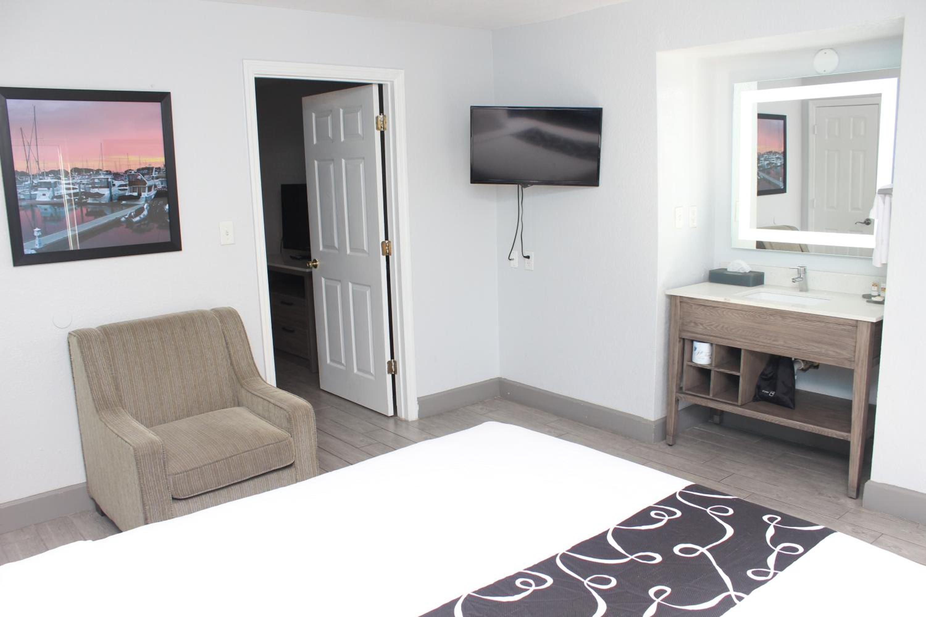 Split Room with Two Queen Beds and City View - Non-Smoking - Photo 7