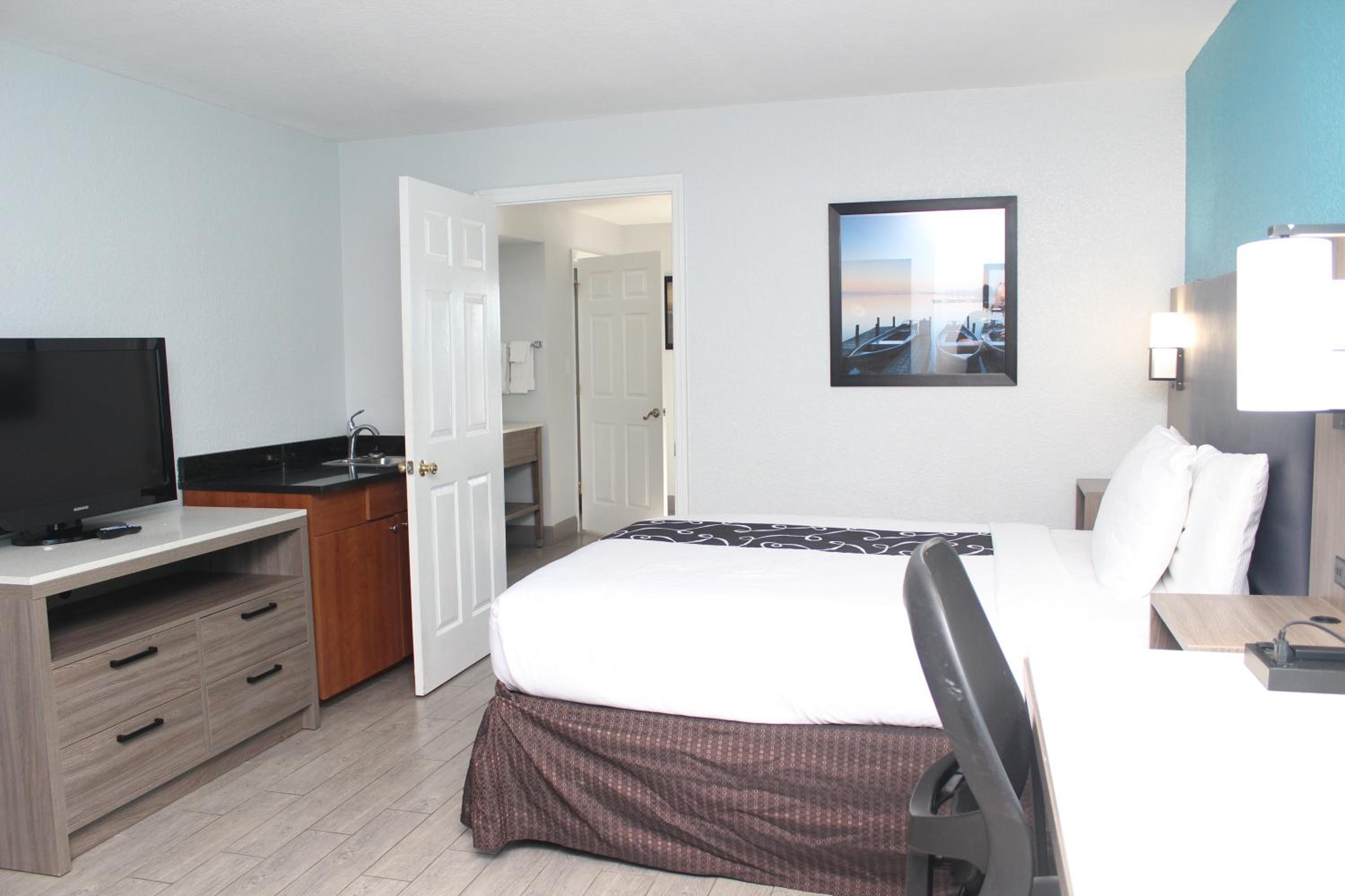 Split Room with Two Queen Beds and City View - Non-Smoking - Photo 2