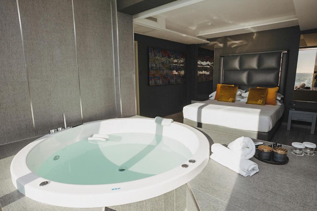 King Suite with Spa Bath and Sea View - Photo 19