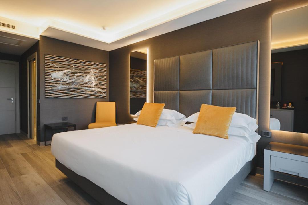 Deluxe Double or Twin Room with Lateral Sea View - Photo 6