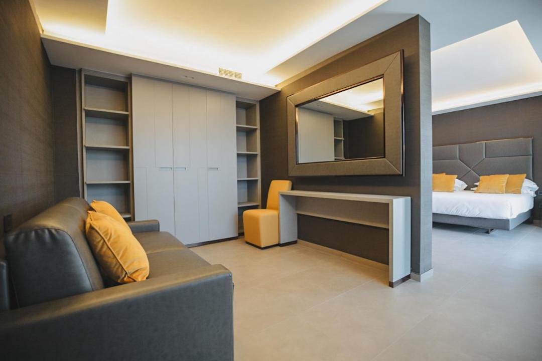 Junior Suite with Lateral Sea View - Photo 5