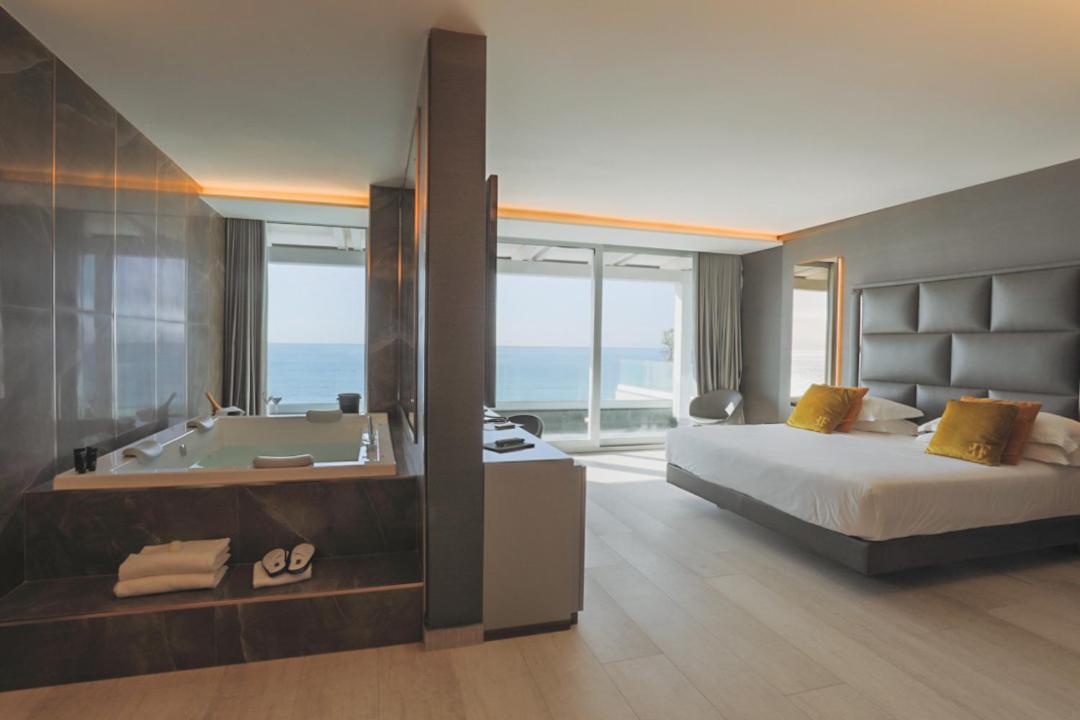 King Suite with Spa Bath and Sea View - Photo 15