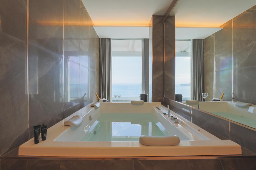 King Suite with Spa Bath and Sea View - Photo 18