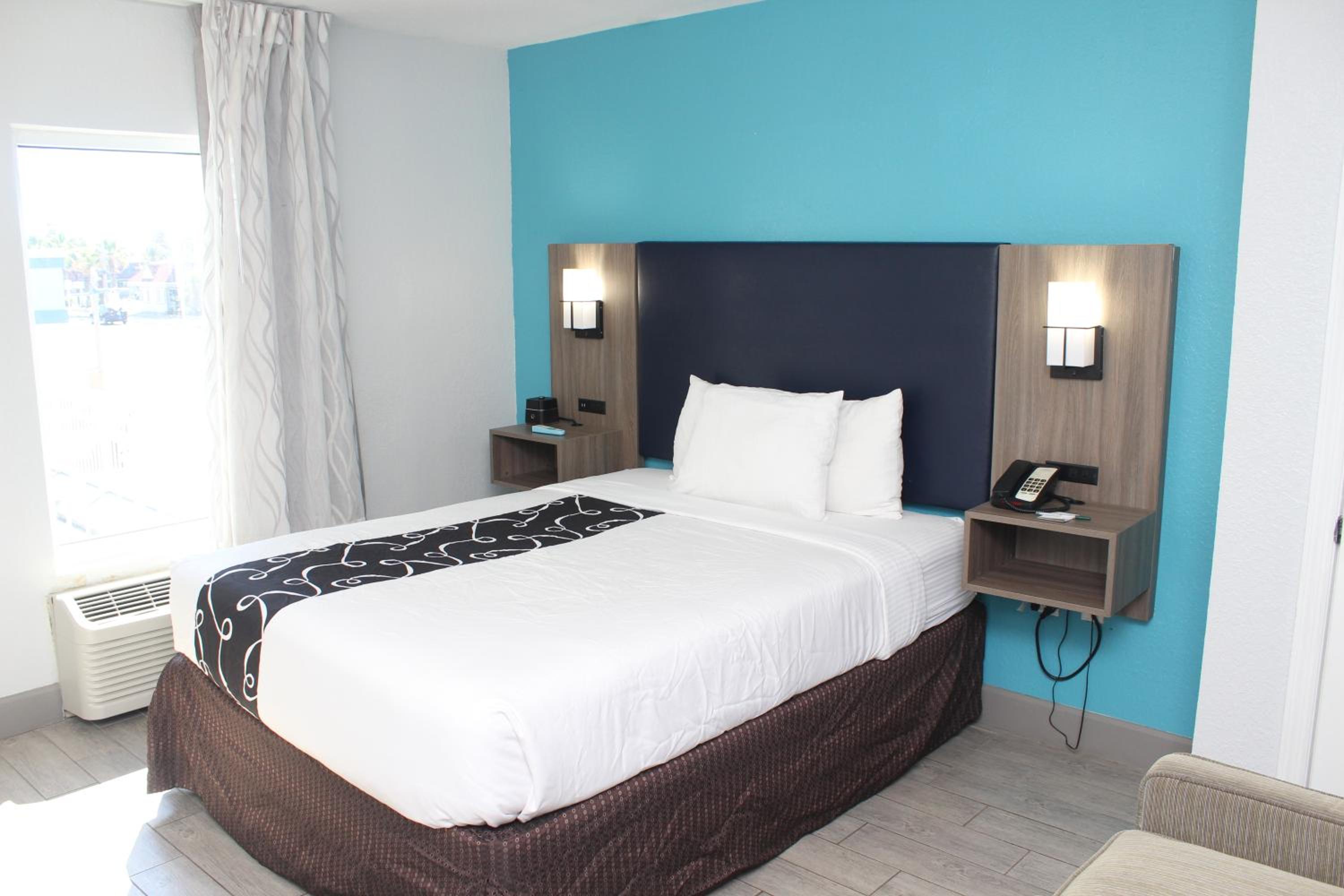 Split Room with Two Queen Beds and City View - Non-Smoking - Photo 4