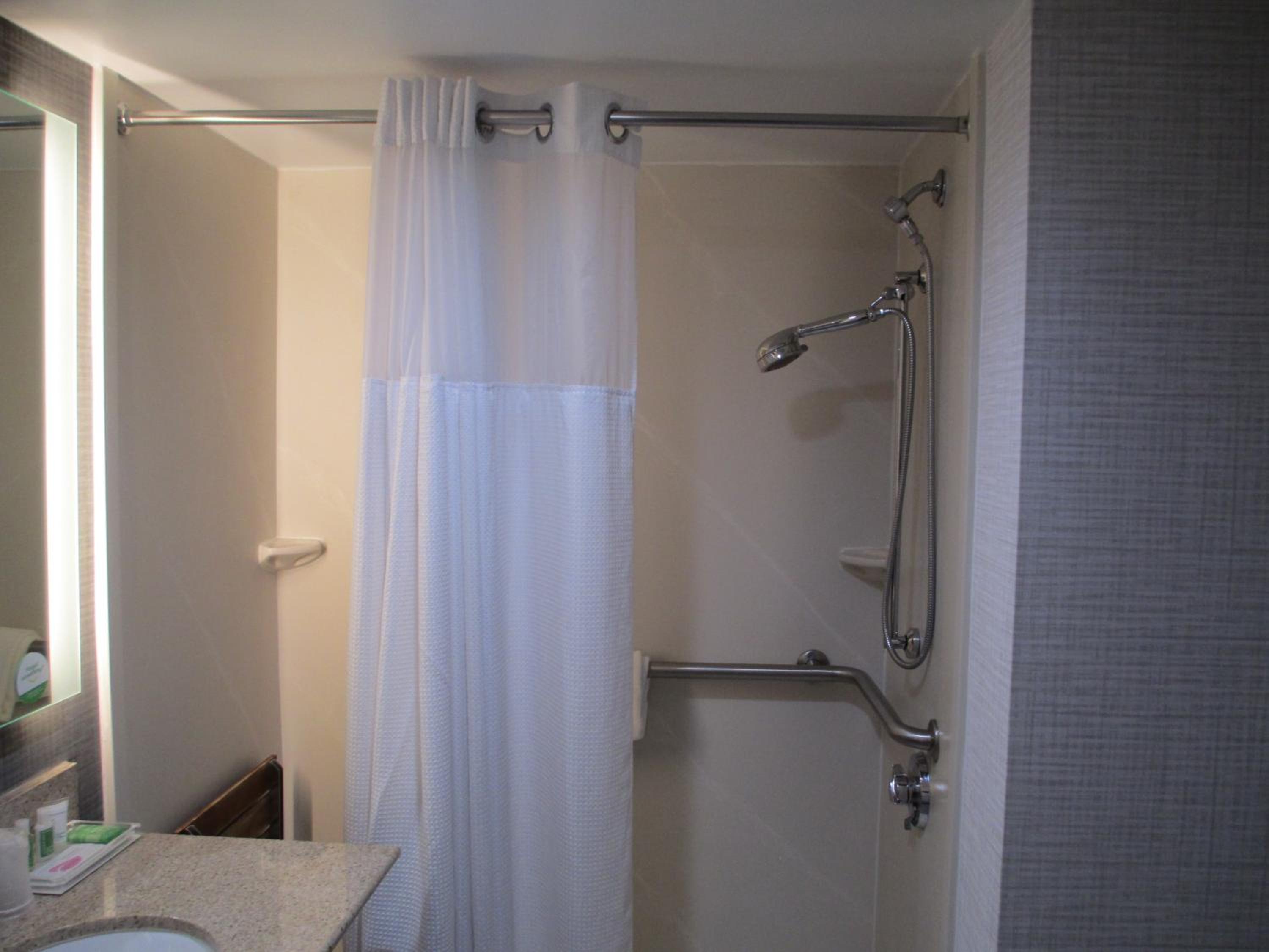 King Room - Hearing Accessible - Roll-in Shower - Photo 3