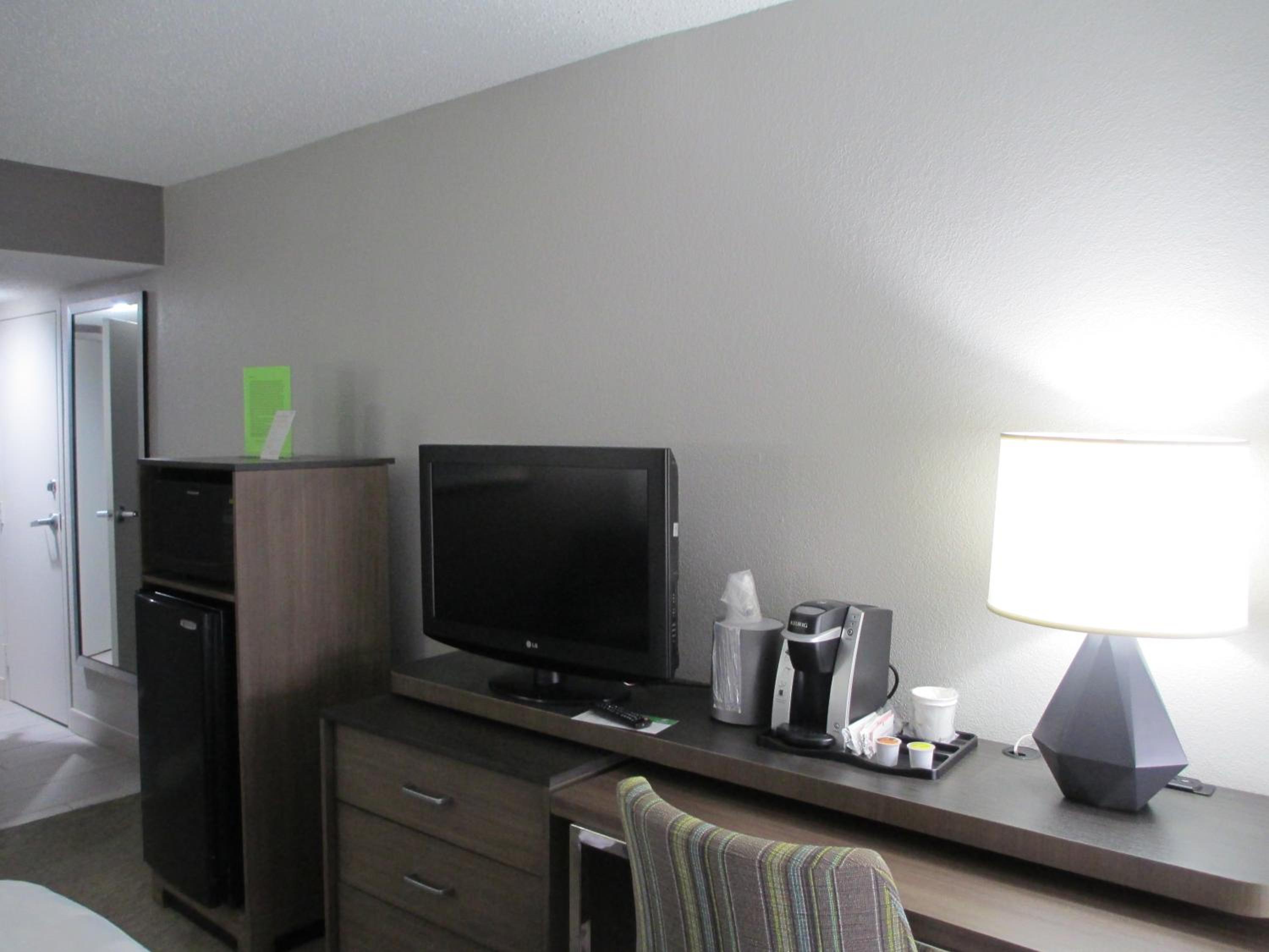 King Room - Hearing Accessible - Roll-in Shower - Photo 1