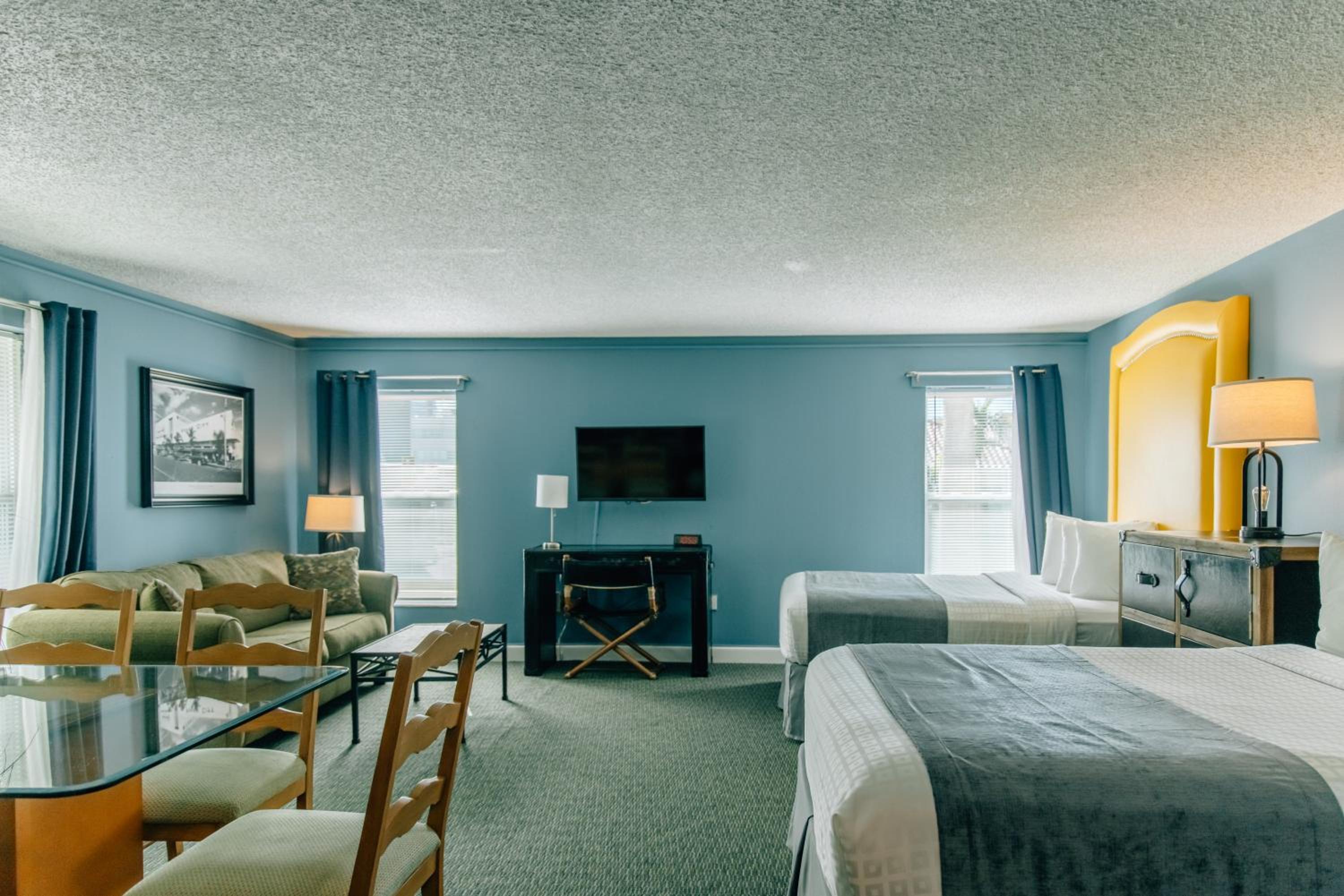 Queen Suite with Two Queen Beds photo 2