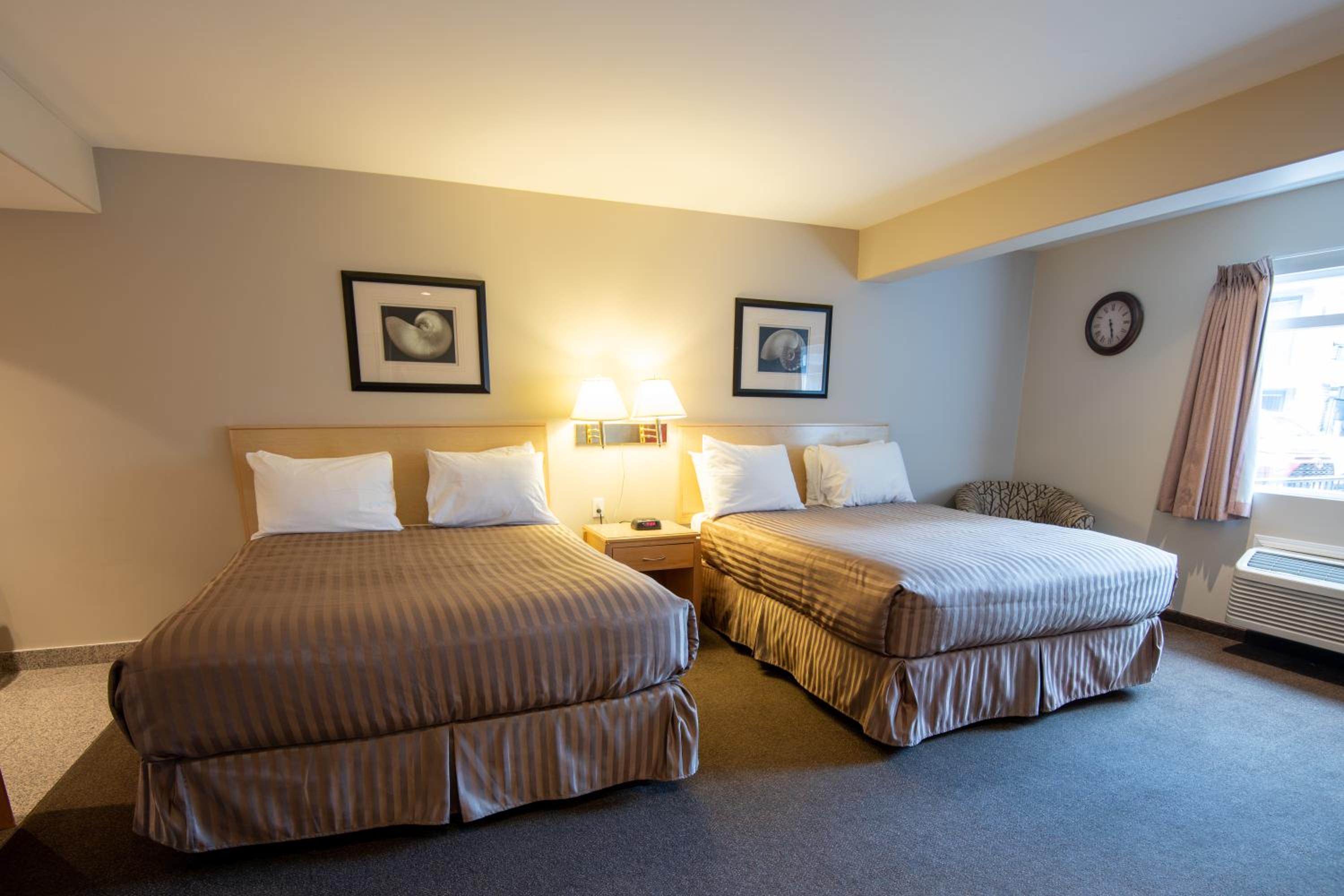 Queen Room with Two Queen Beds - Photo 3