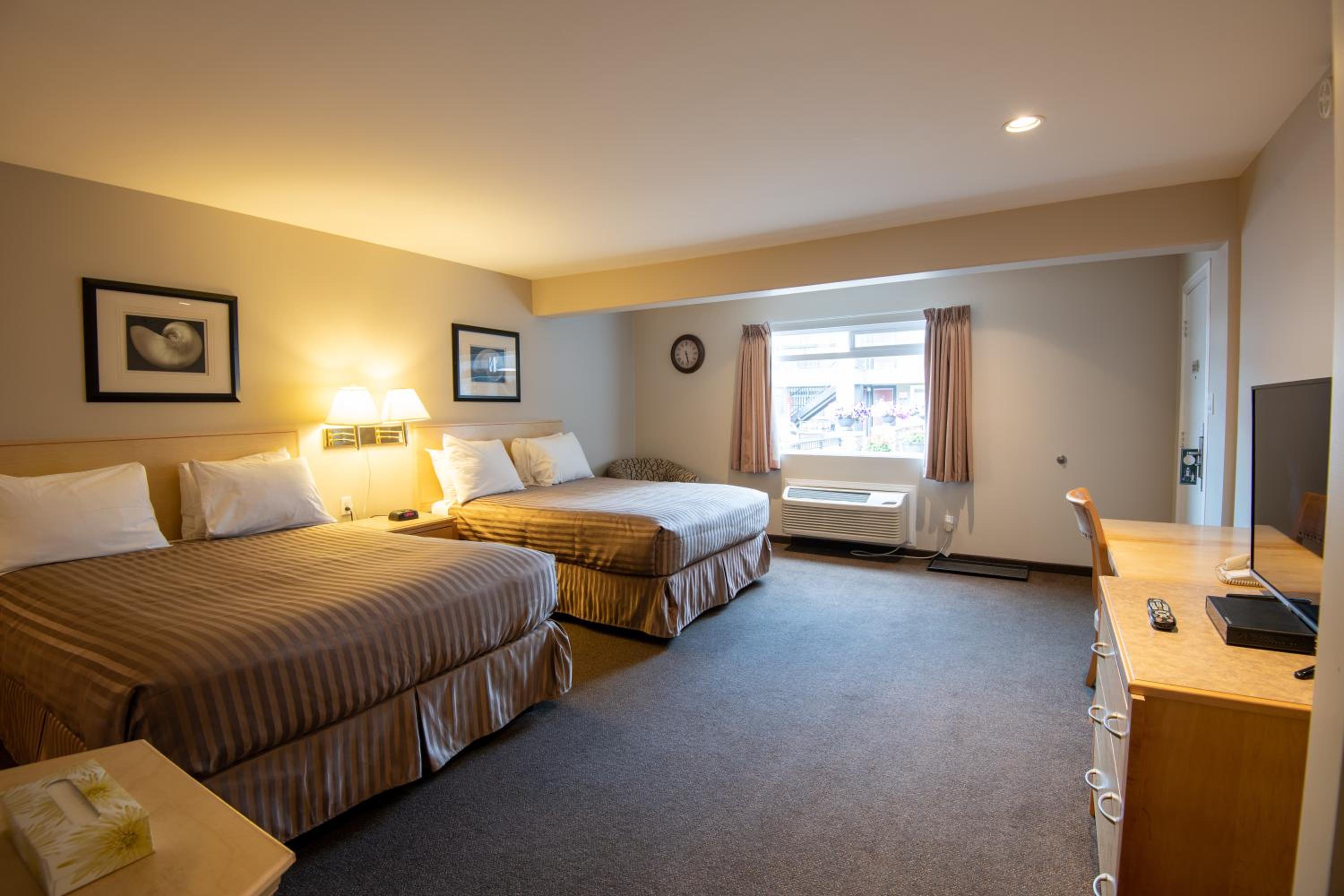 Queen Room with Two Queen Beds - Photo 4