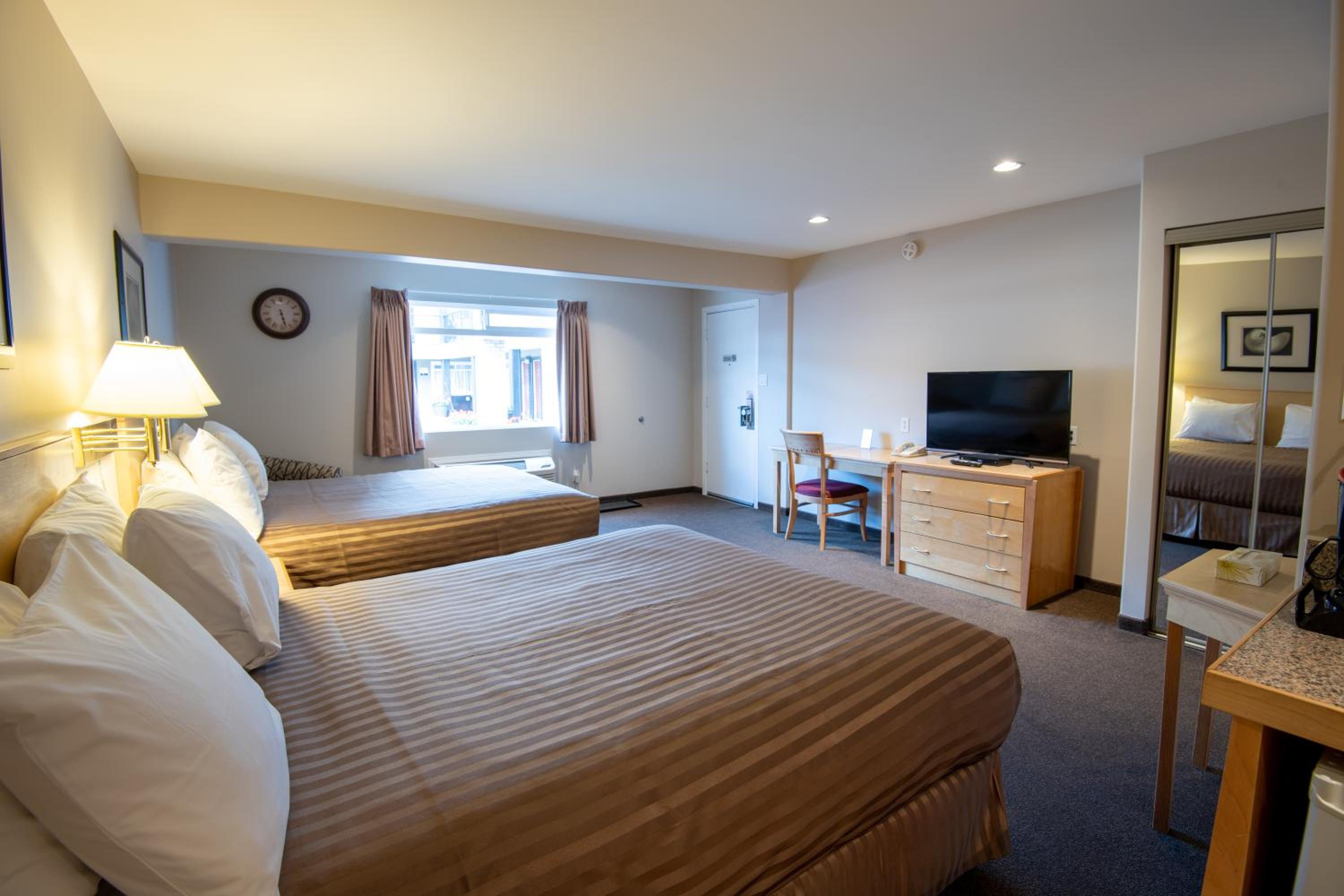Queen Room with Two Queen Beds - Photo 6