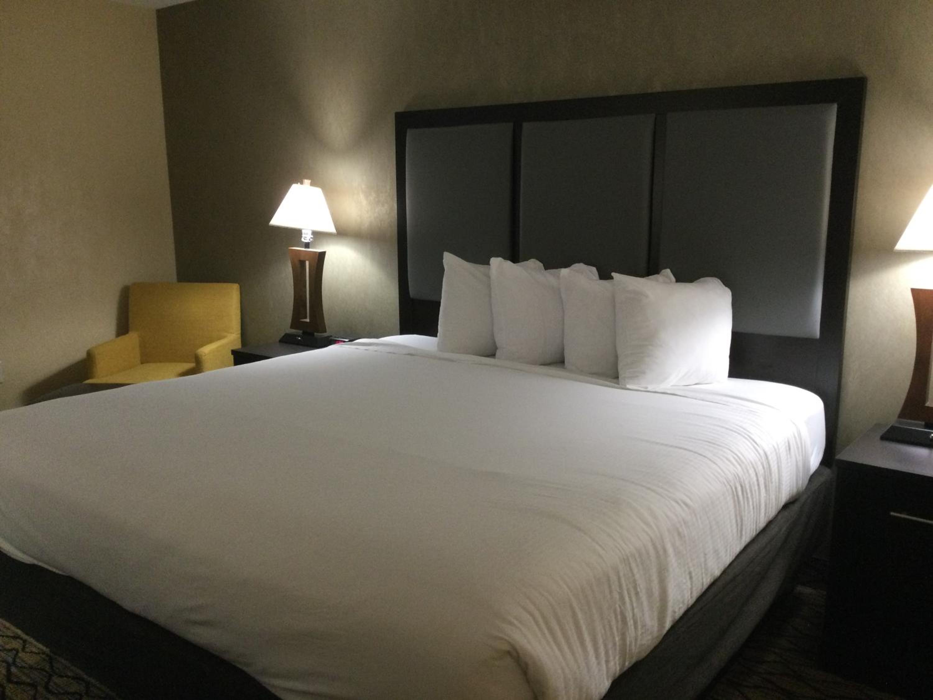 Queen Room with Two Queen Beds- Non-Smoking - Photo 6