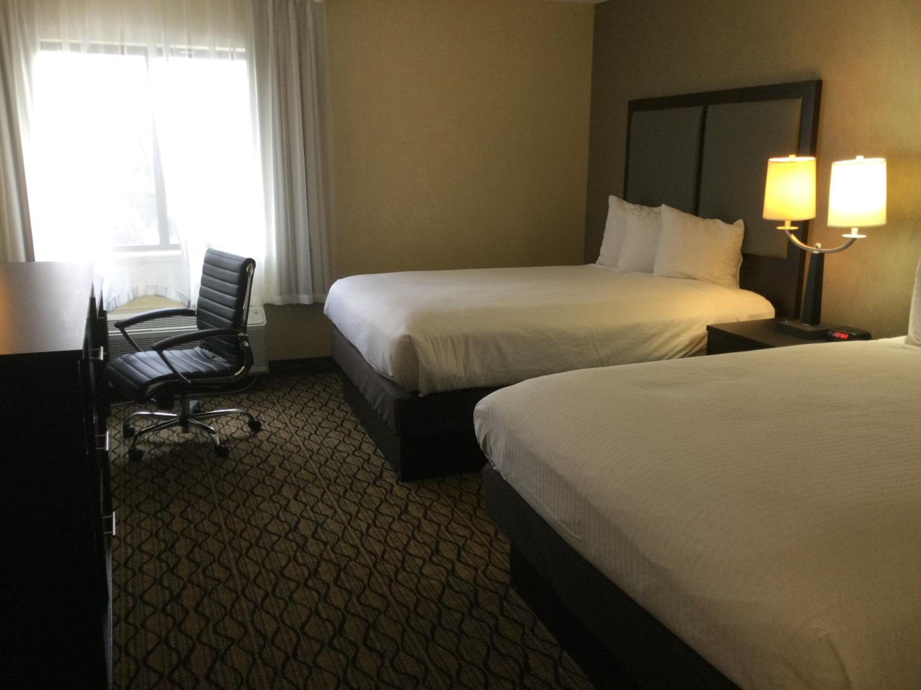 Queen Room with Two Queen Beds- Non-Smoking - Photo 7