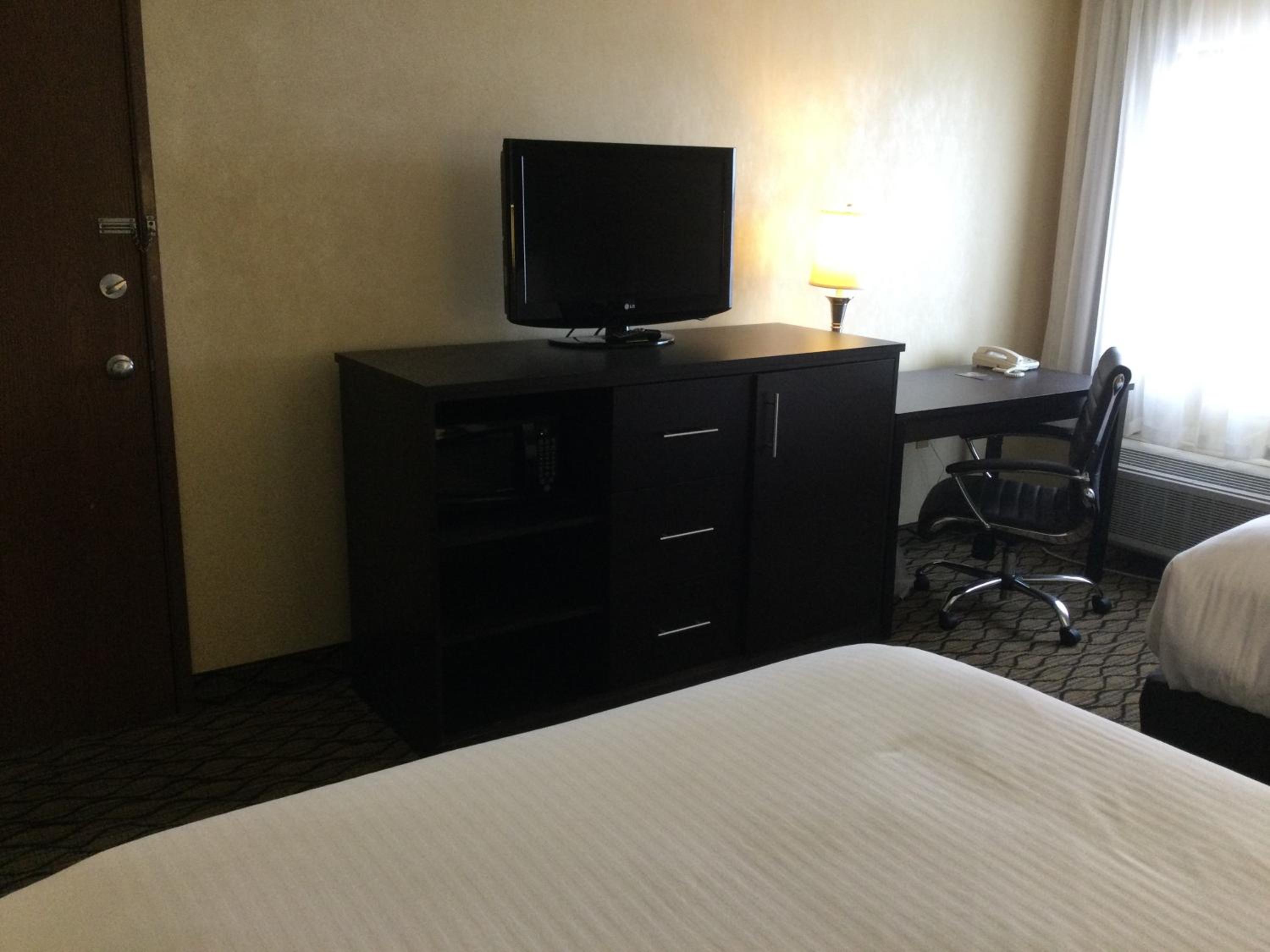 Queen Room with Two Queen Beds- Non-Smoking - Photo 9