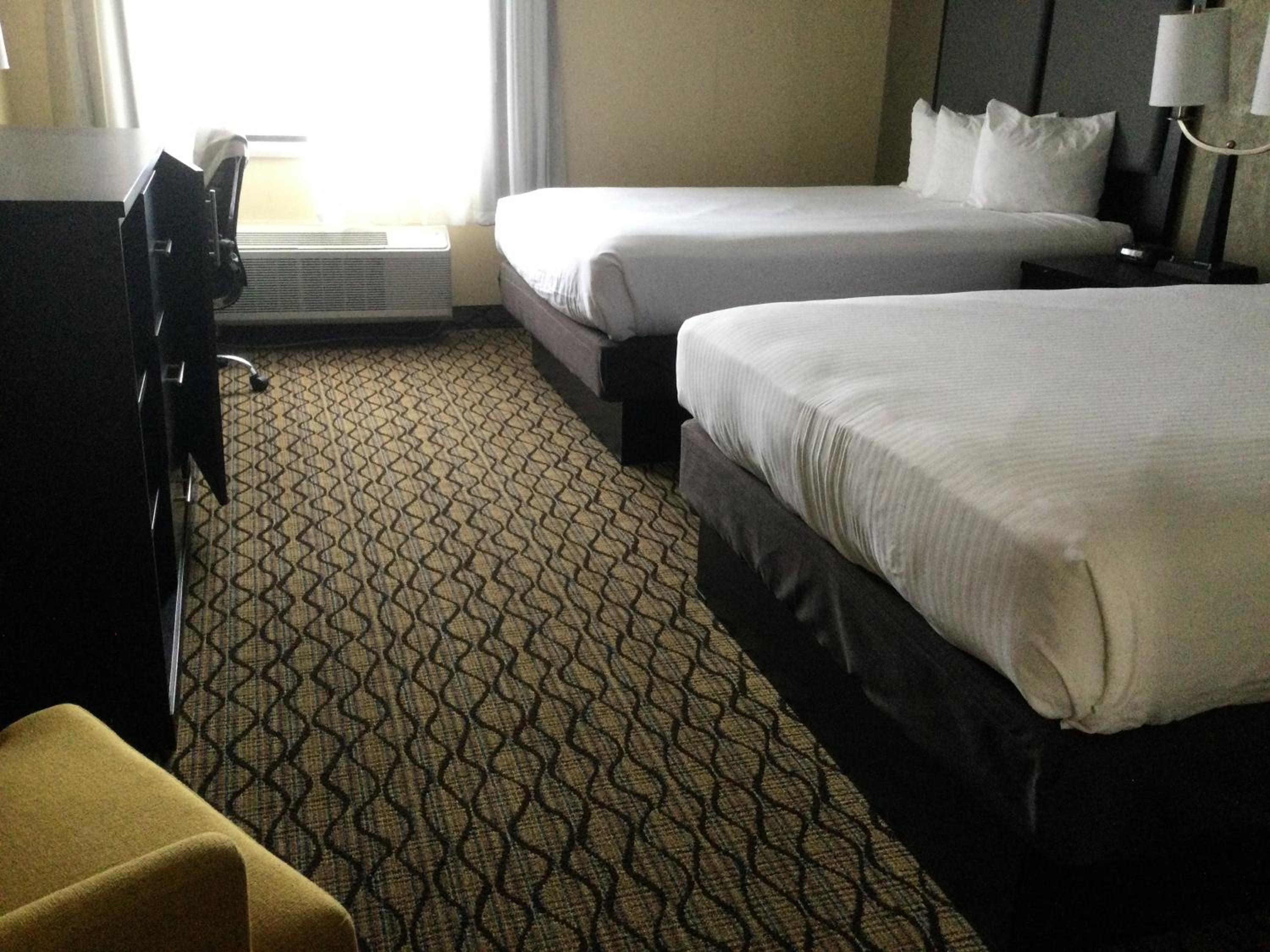 Queen Room with Two Queen Beds- Non-Smoking - Photo 5