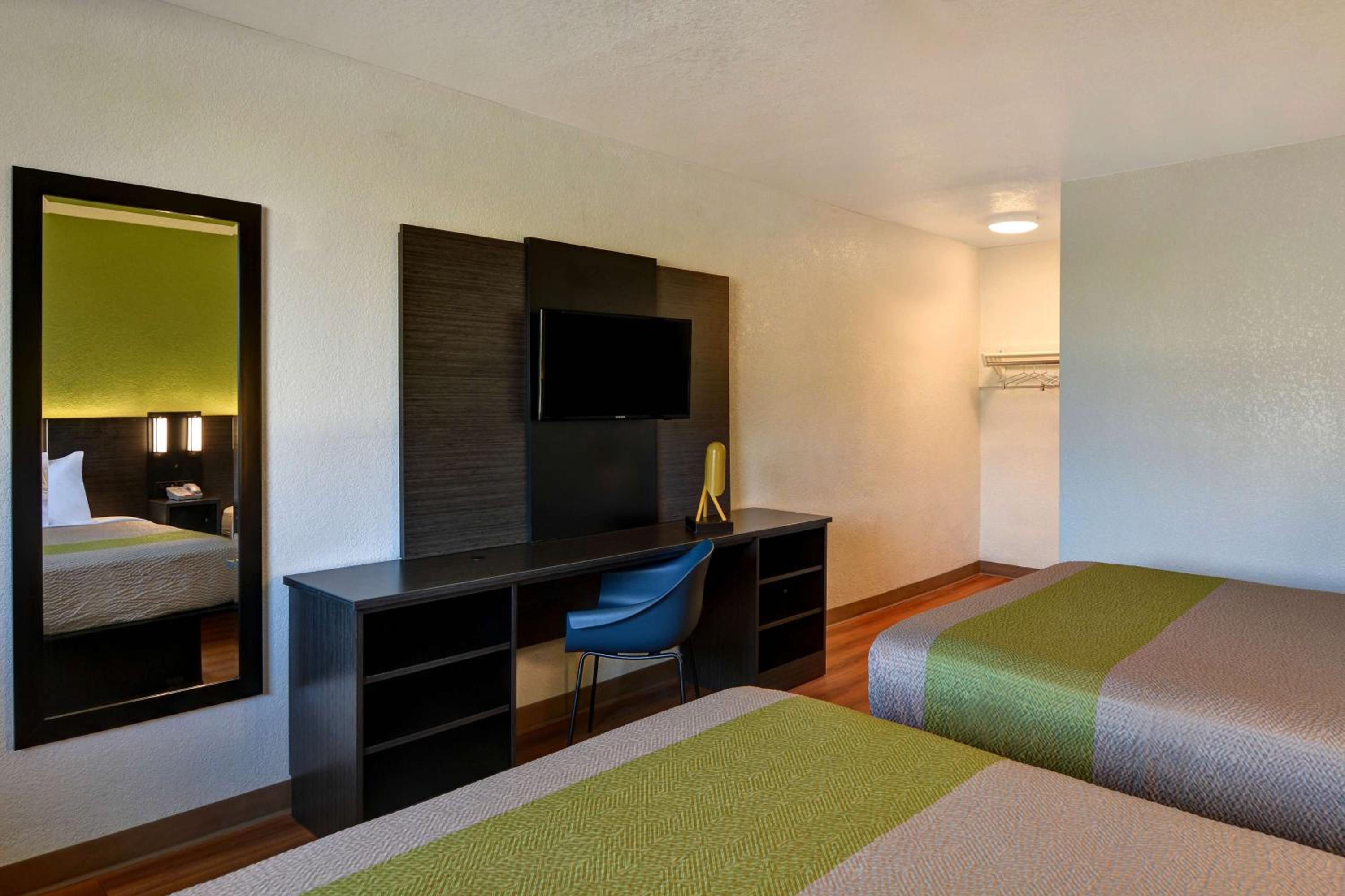 Quadruple Room - Disability Access photo 2