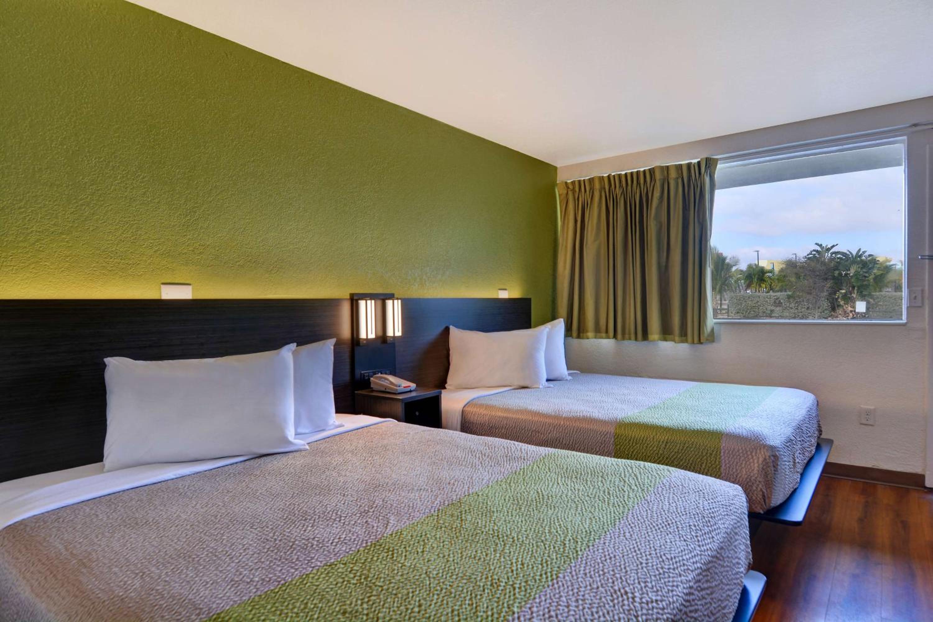 Deluxe Queen Room with Two Queen Beds - Non-Smoking photo 3