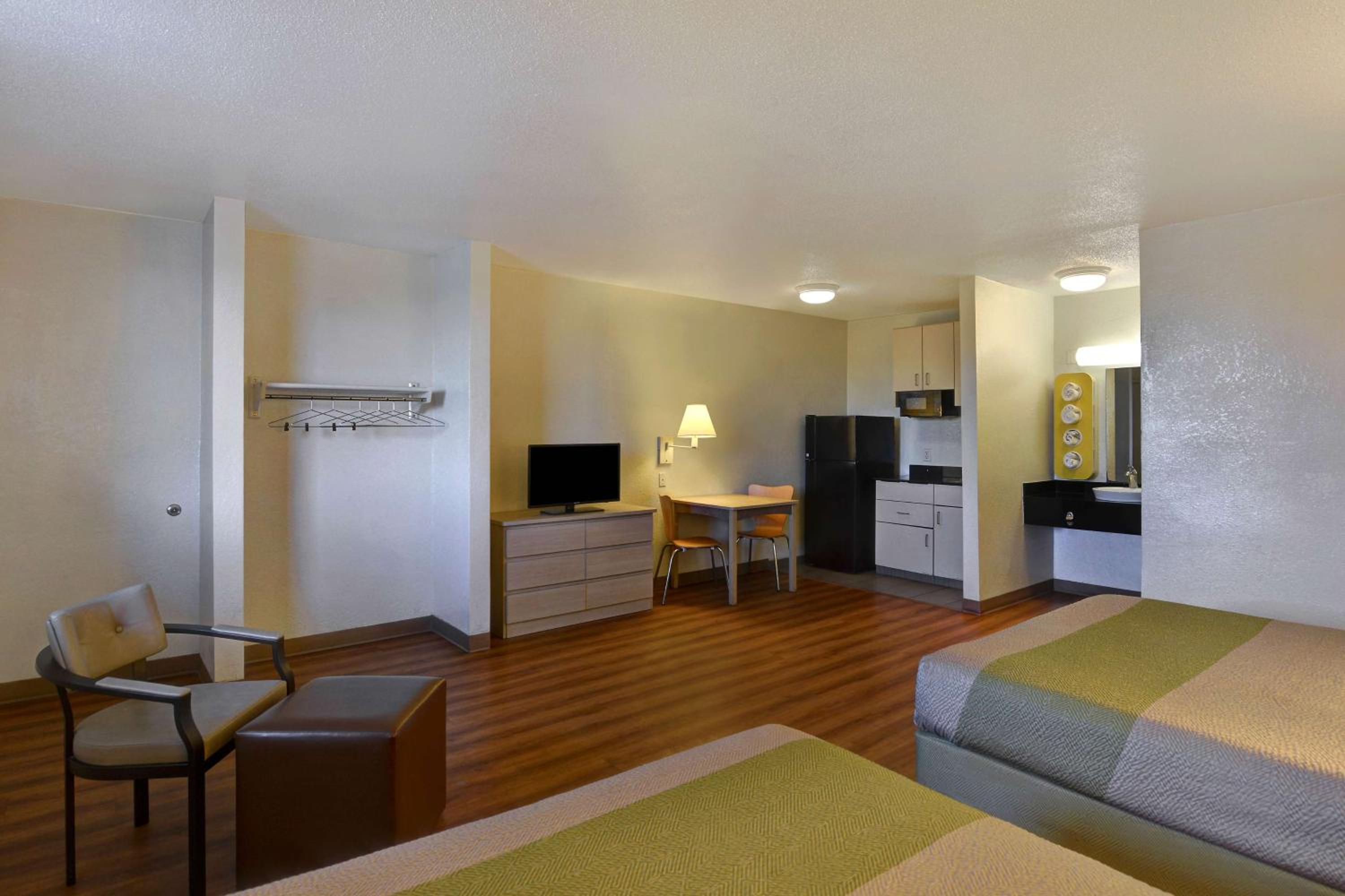 Deluxe Queen Room with Two Queen Beds photo 2