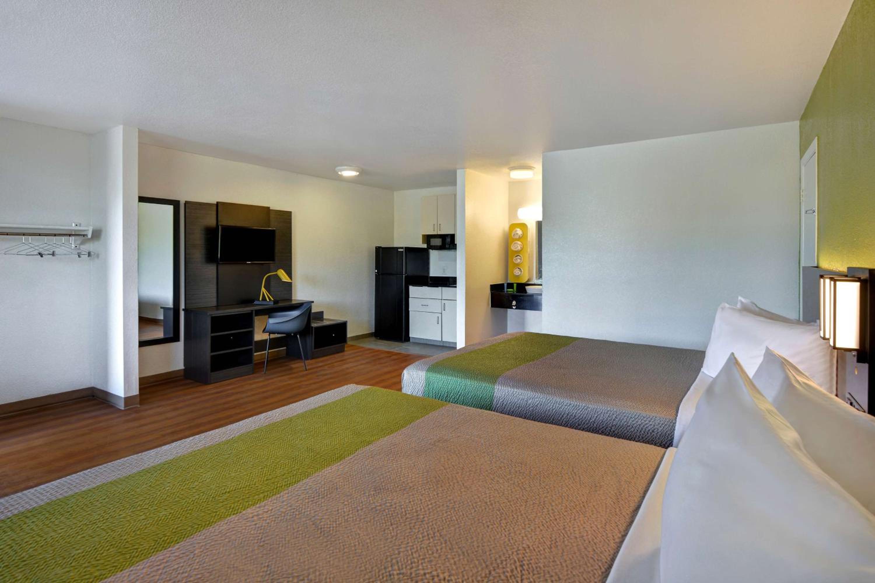 Deluxe Queen Room with Two Queen Beds photo 3