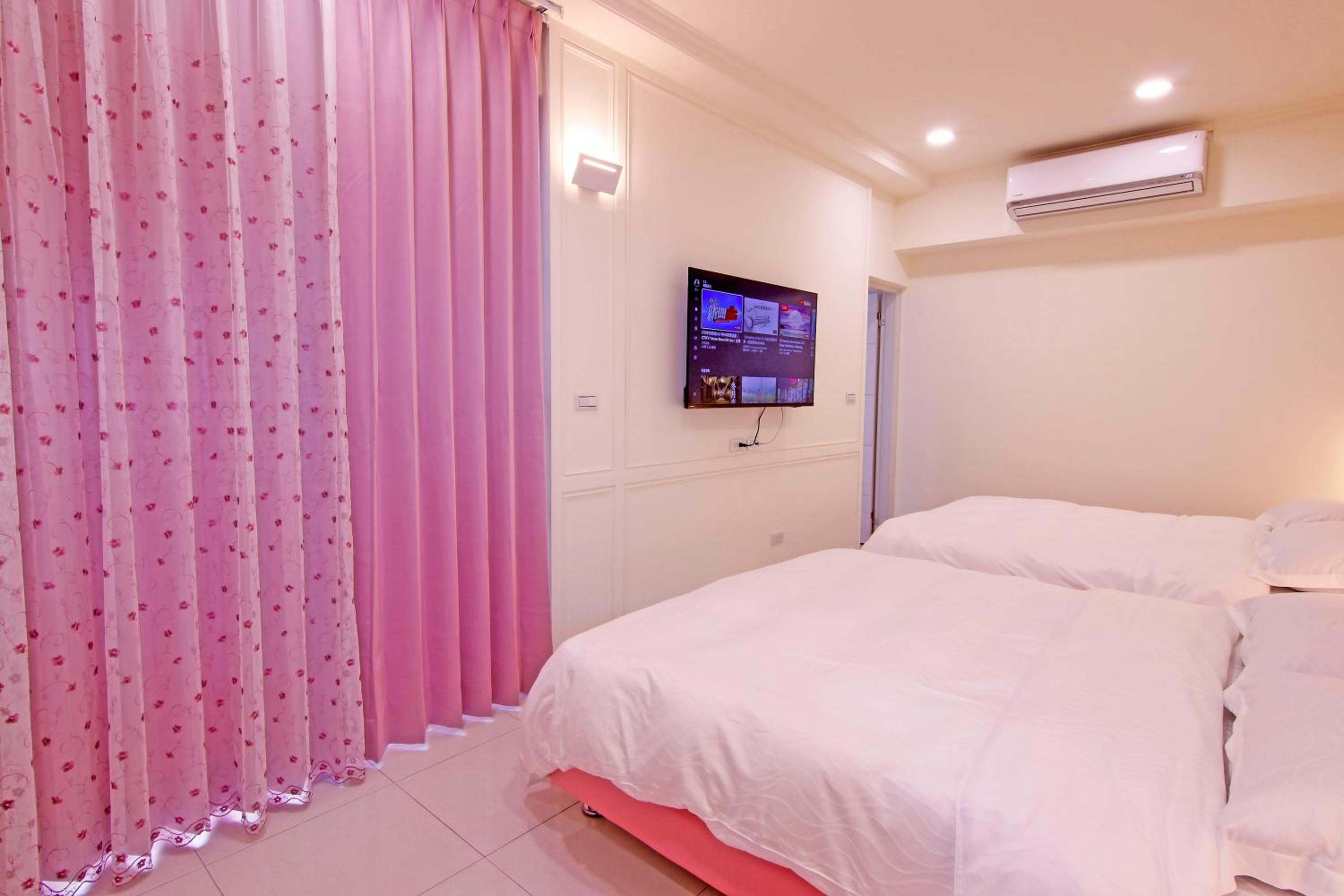 Quadruple Room with Mountain View photo 3