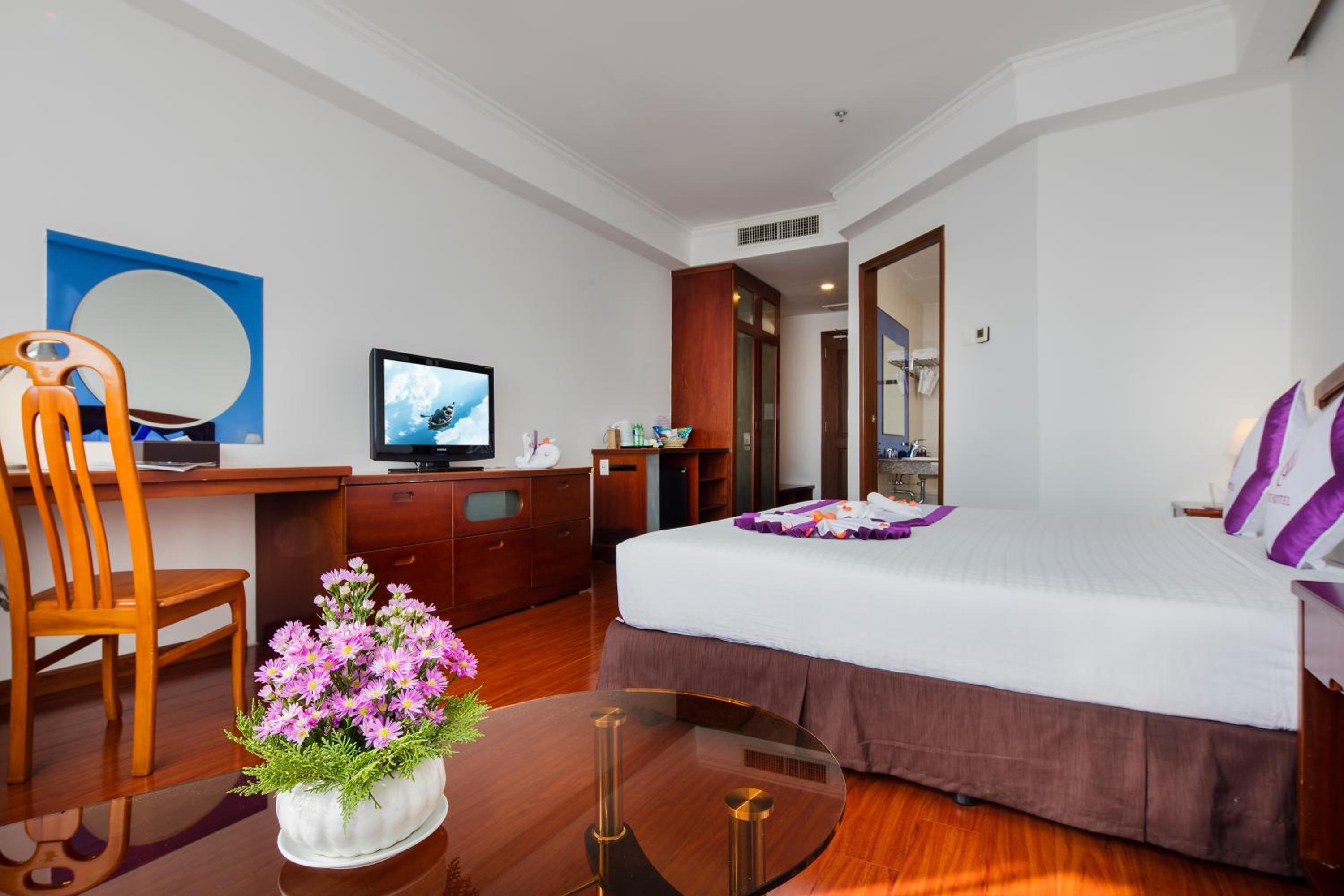 Superior King Room with City View - Photo 11