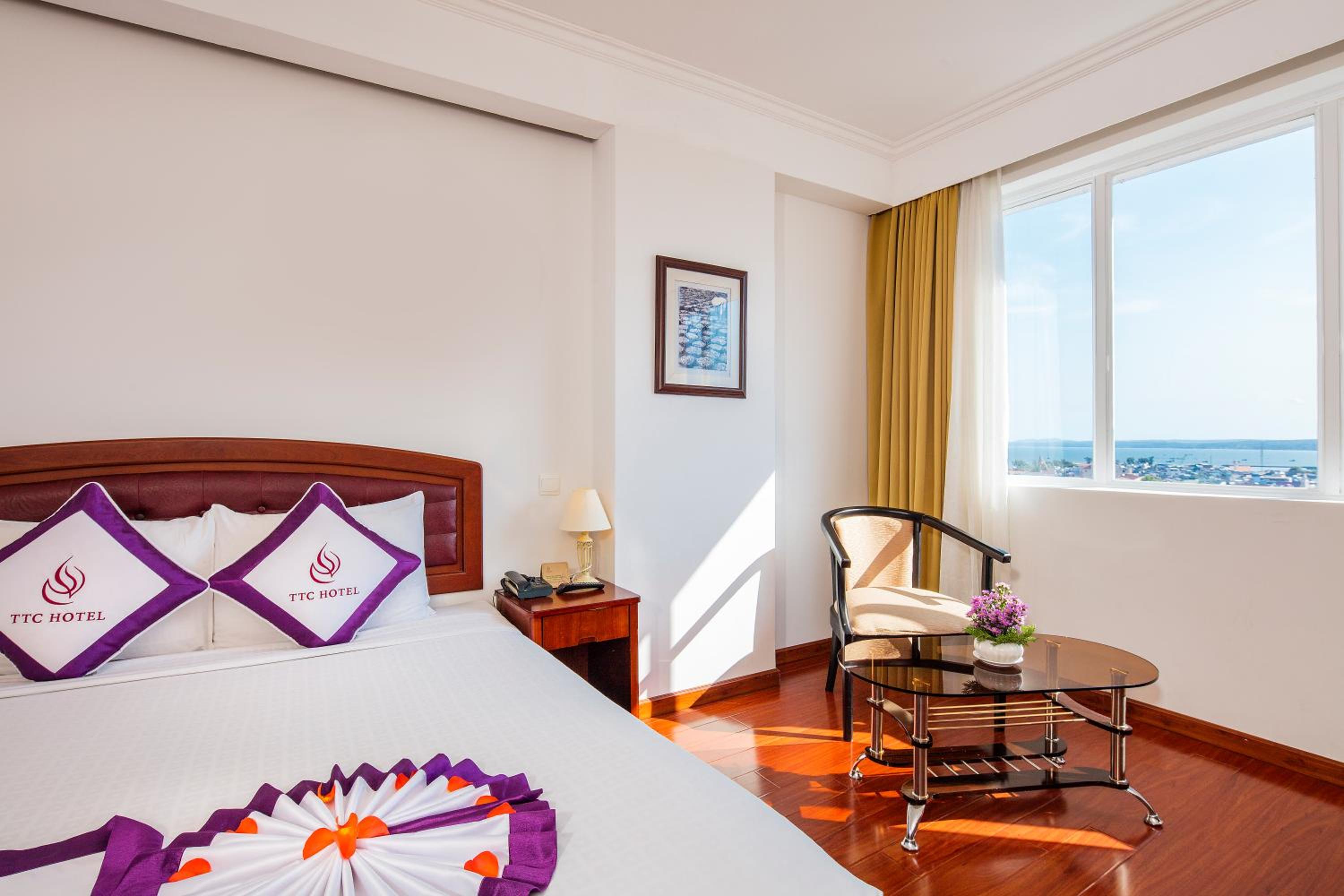 Deluxe King Room with Ocean View - Photo 11