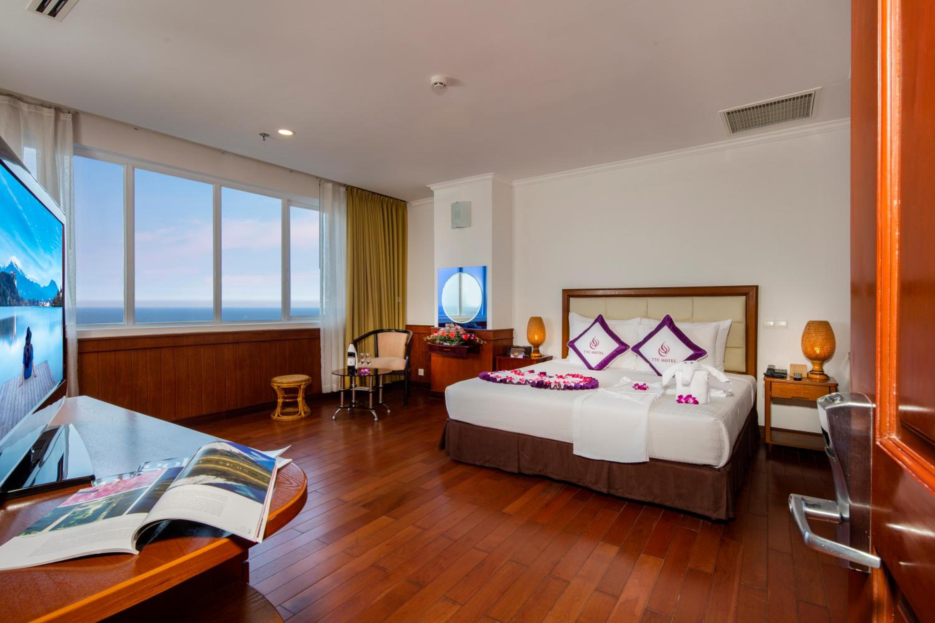 Junior Suite with Ocean View - Photo 4
